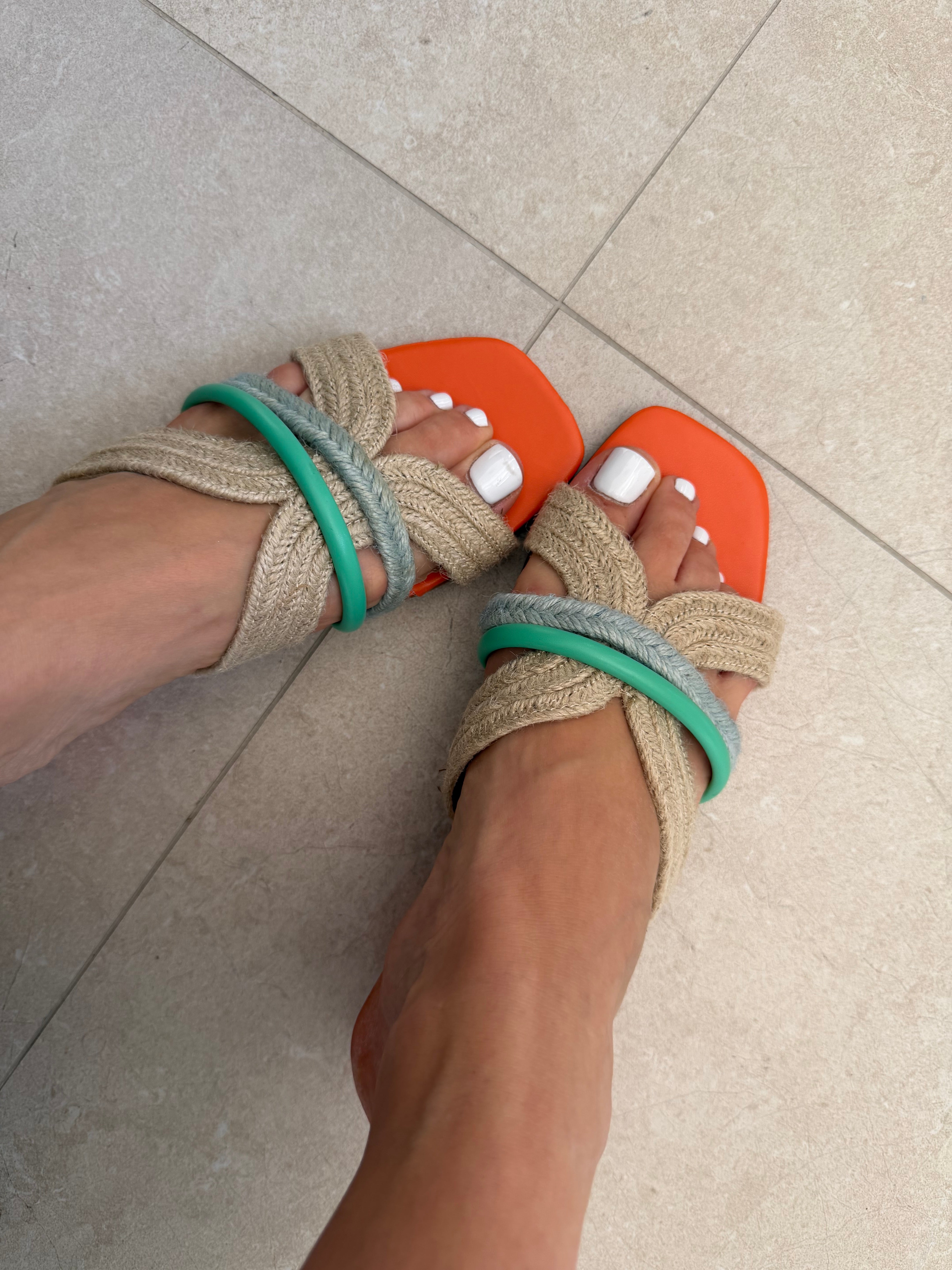 Sandali tacco basso con corda