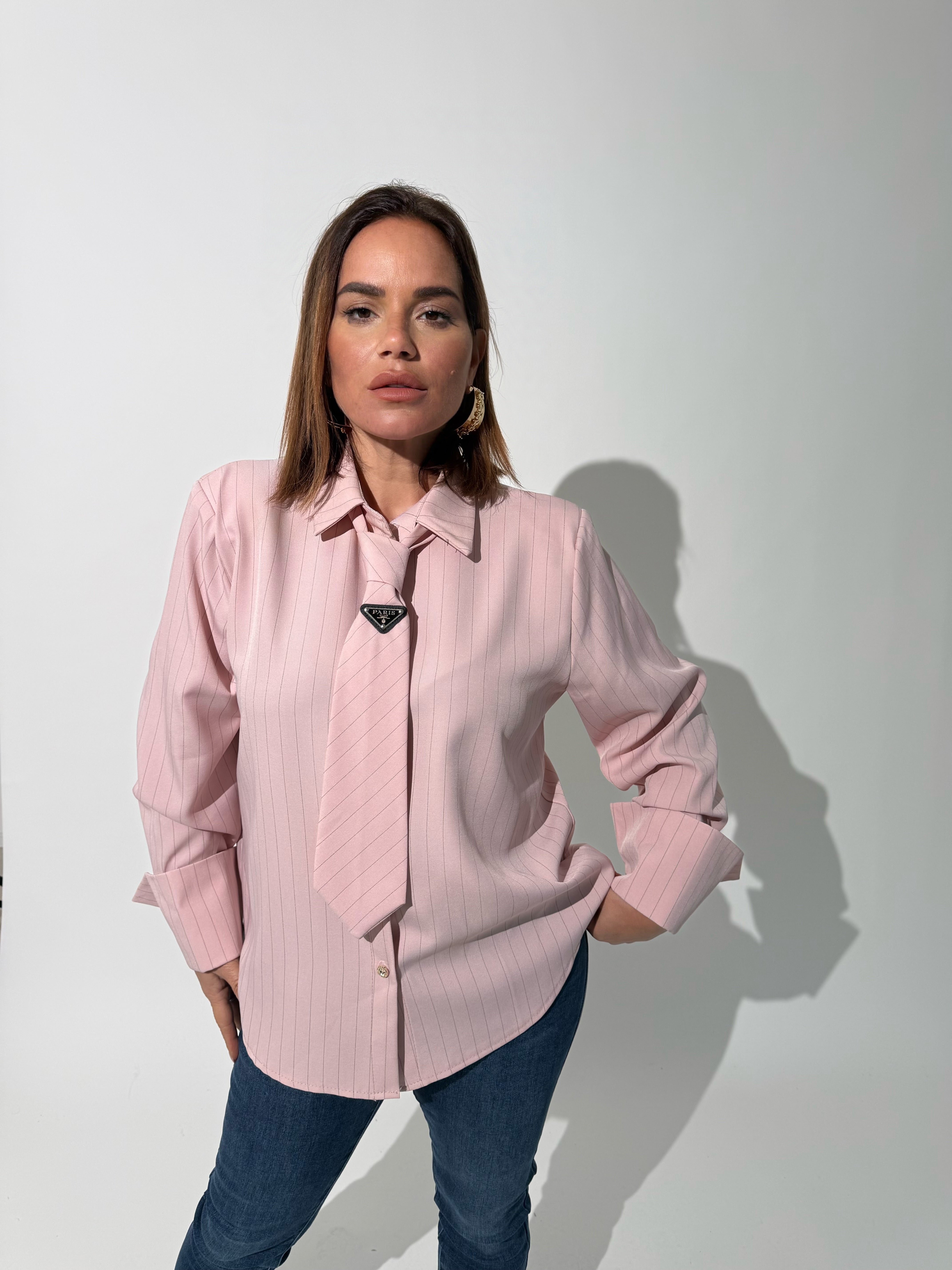 Camicia gessata con cravatta curvy