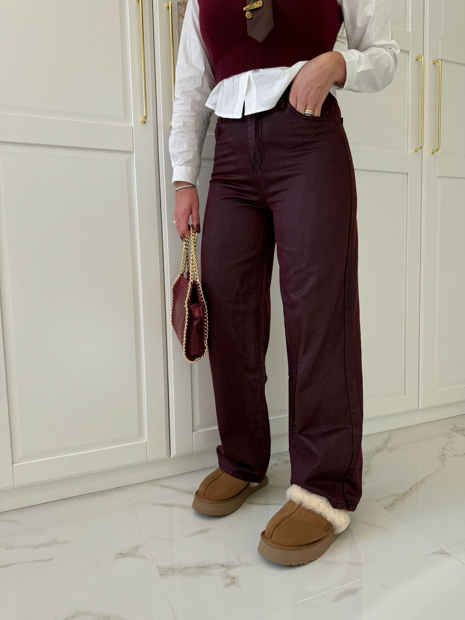 Jeans con sfumature bordeaux