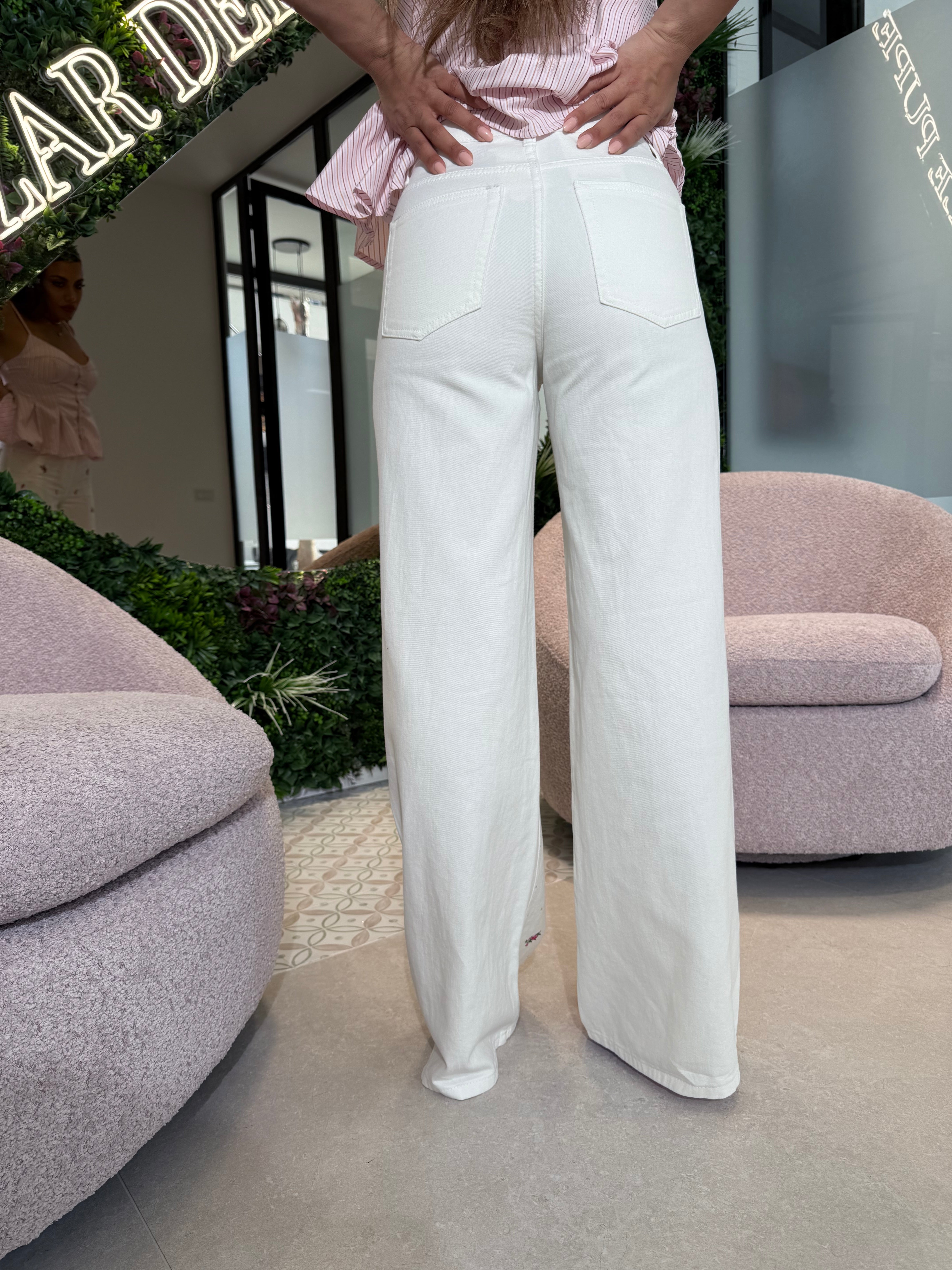 Jeans con fiori ricamati e strass