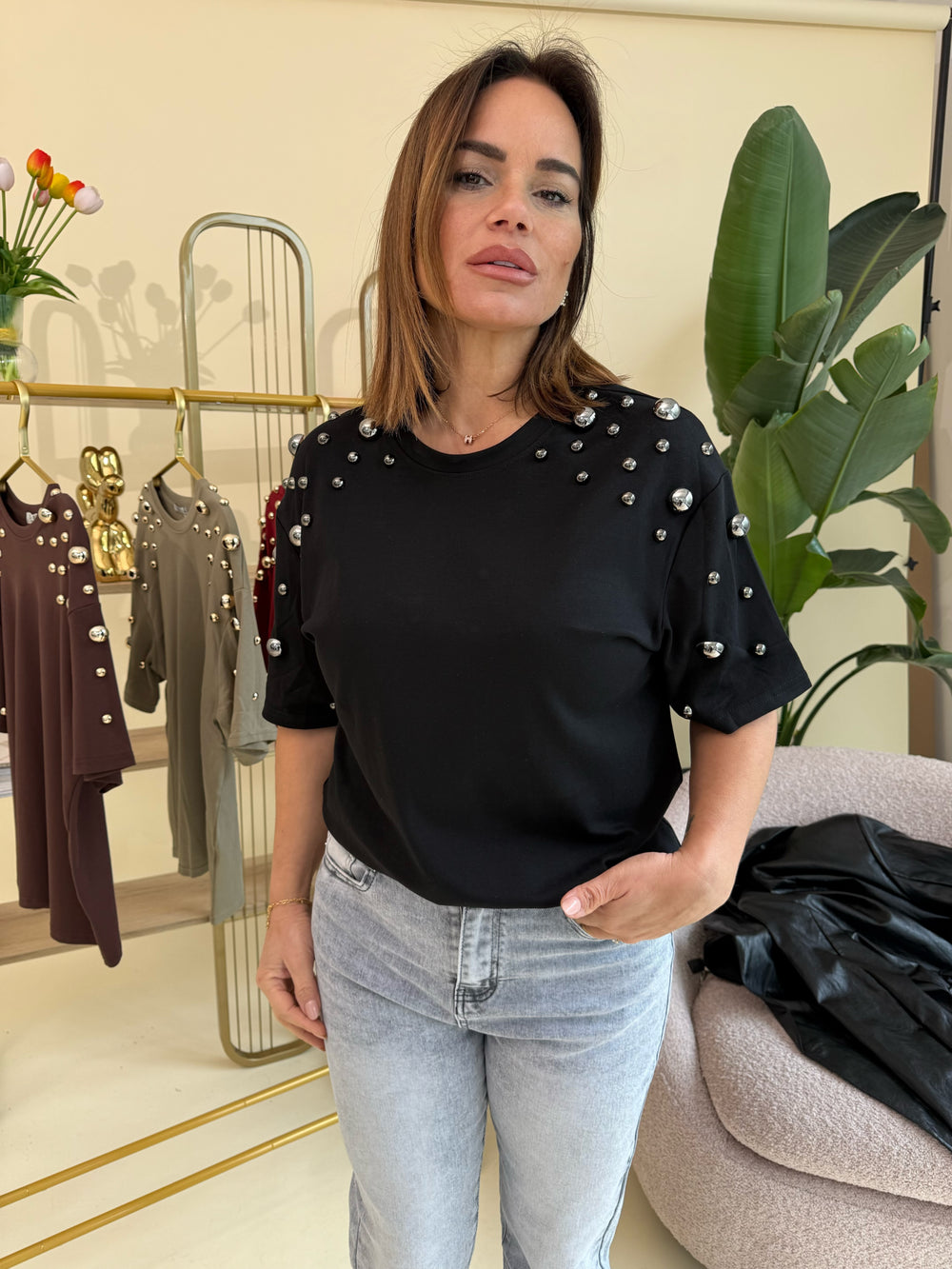 T-shirt con borchie