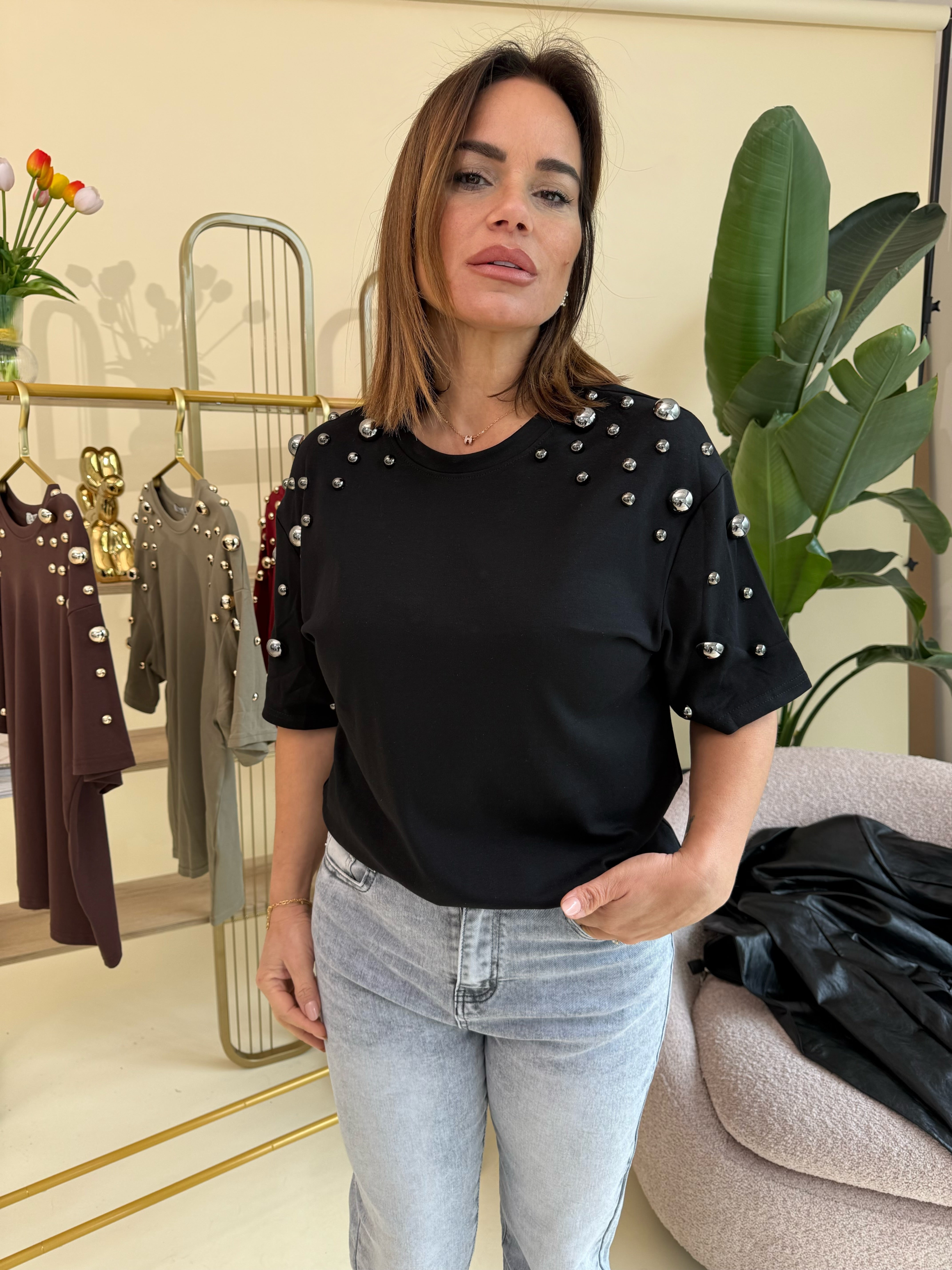 T-shirt con borchie