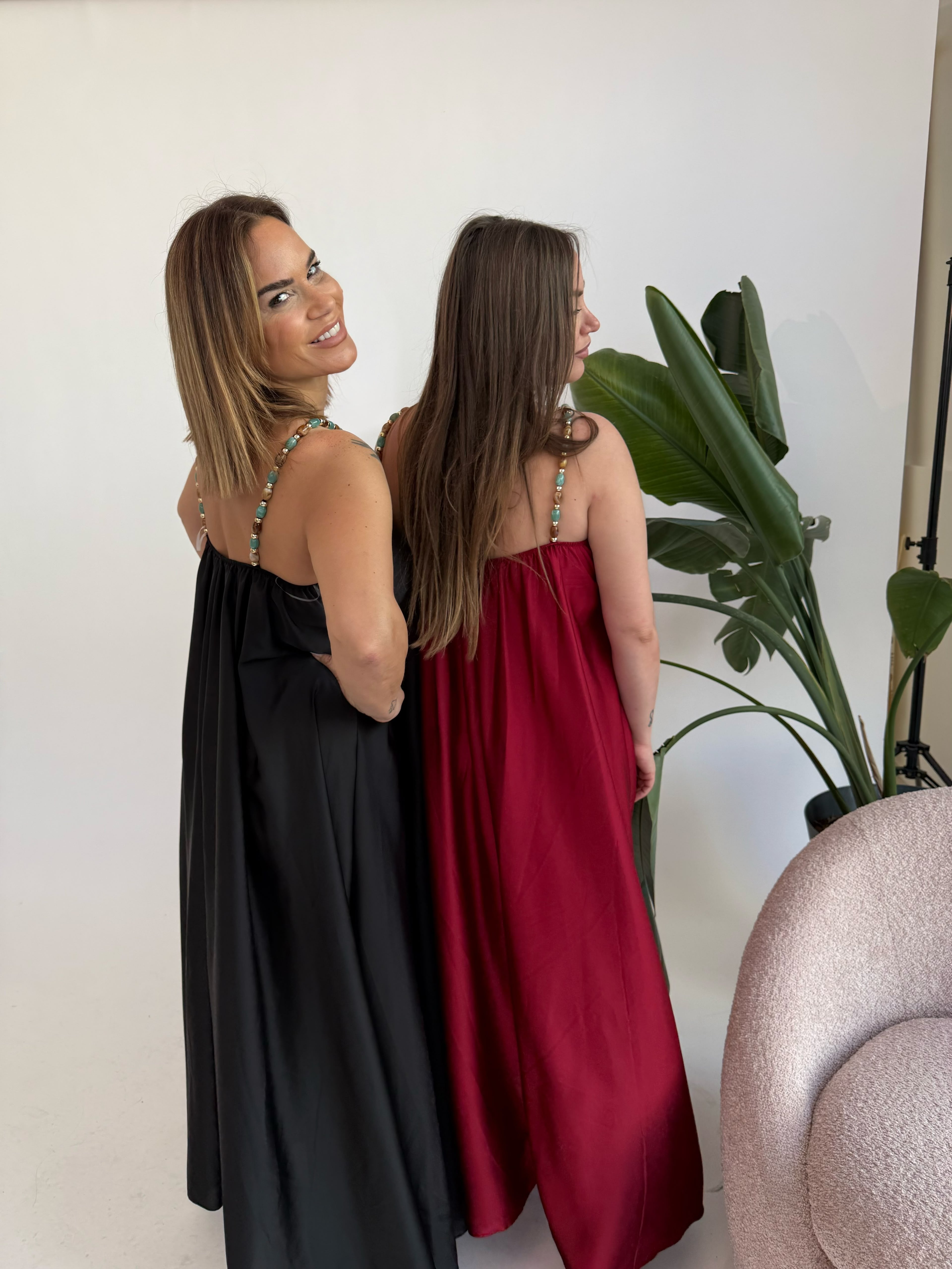 Abito in raso con collana curvy