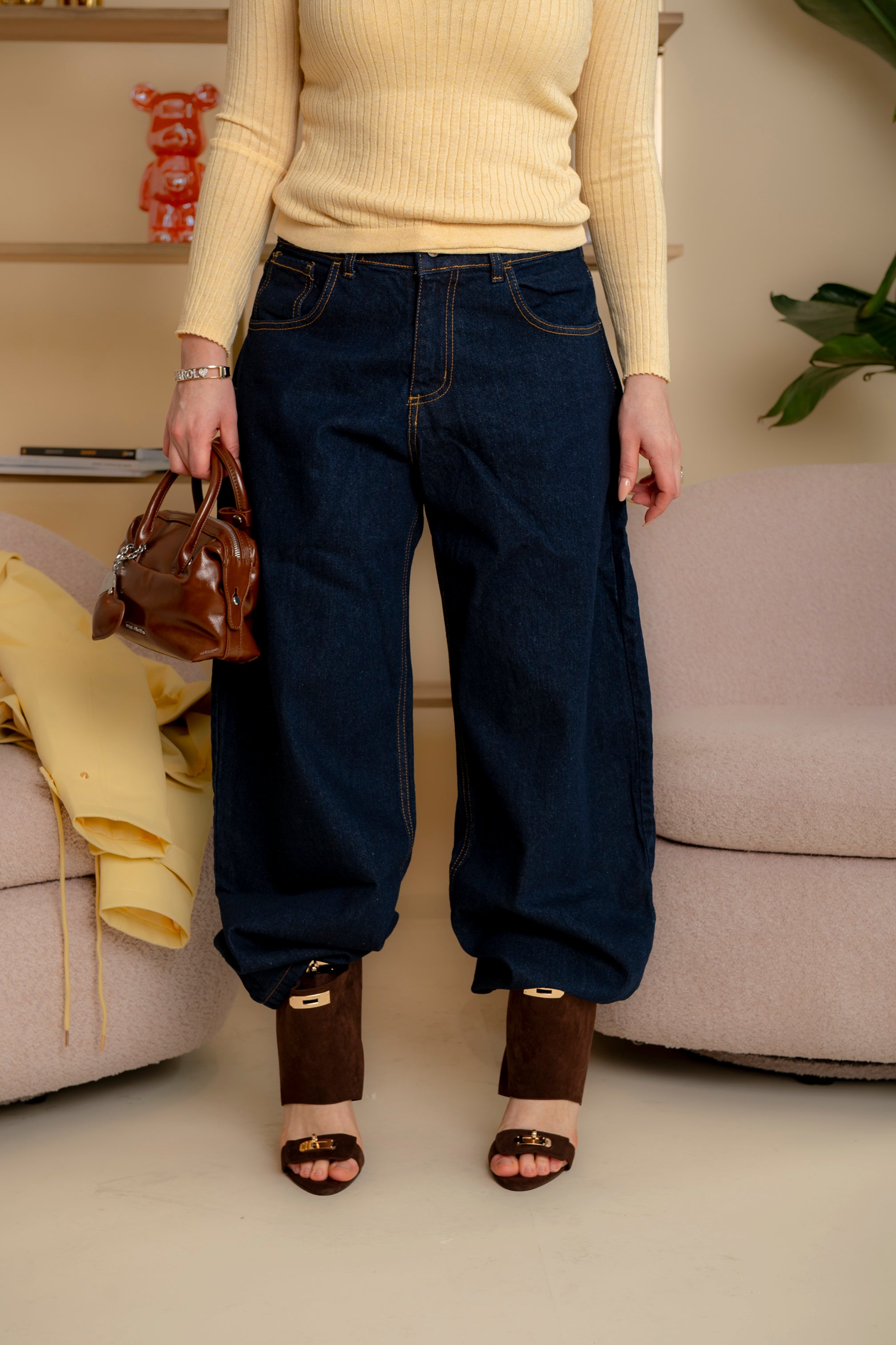 Jeans scuro con tasca in pelle