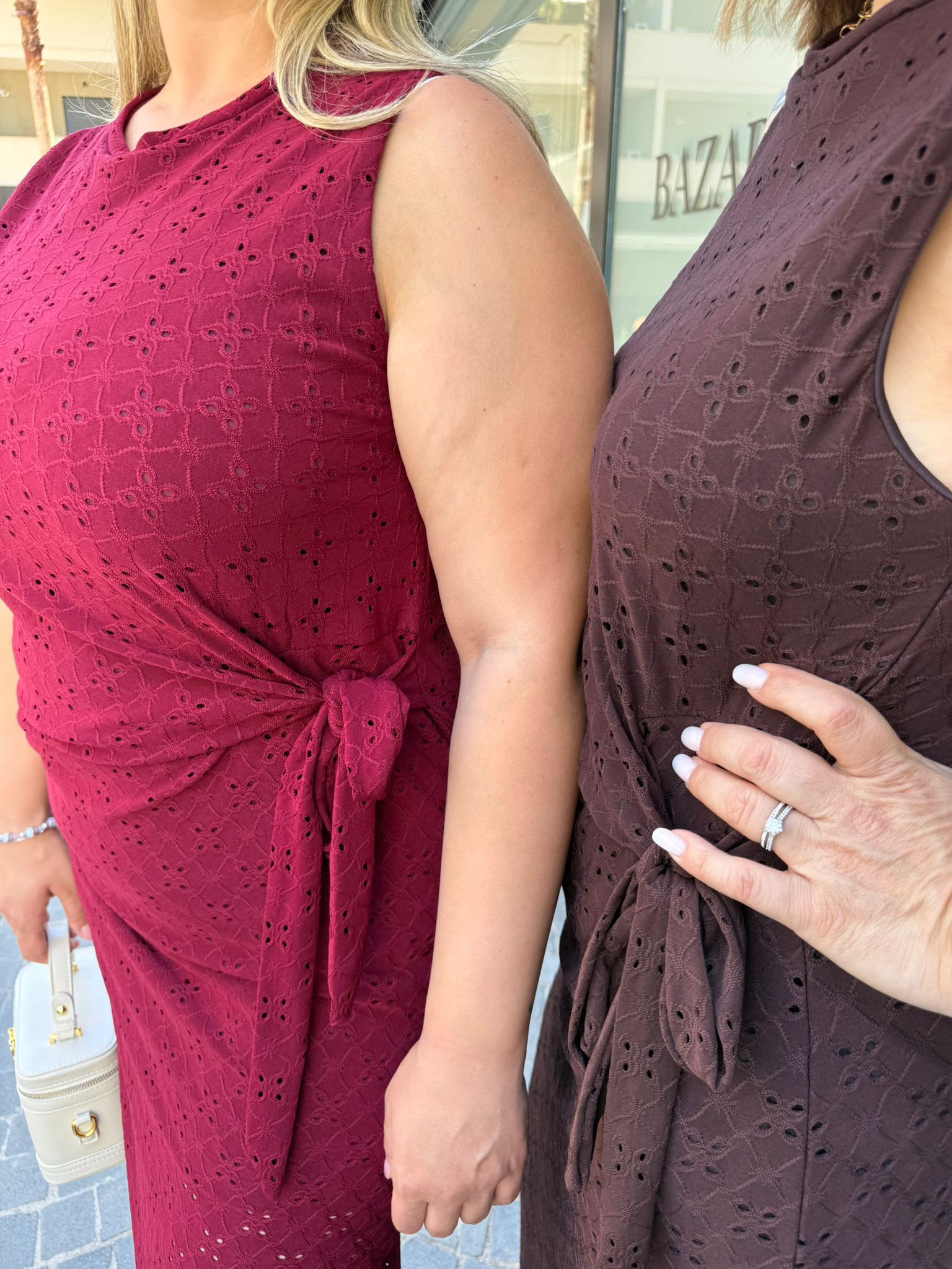 Abito con nodo e fiori traforati curvy