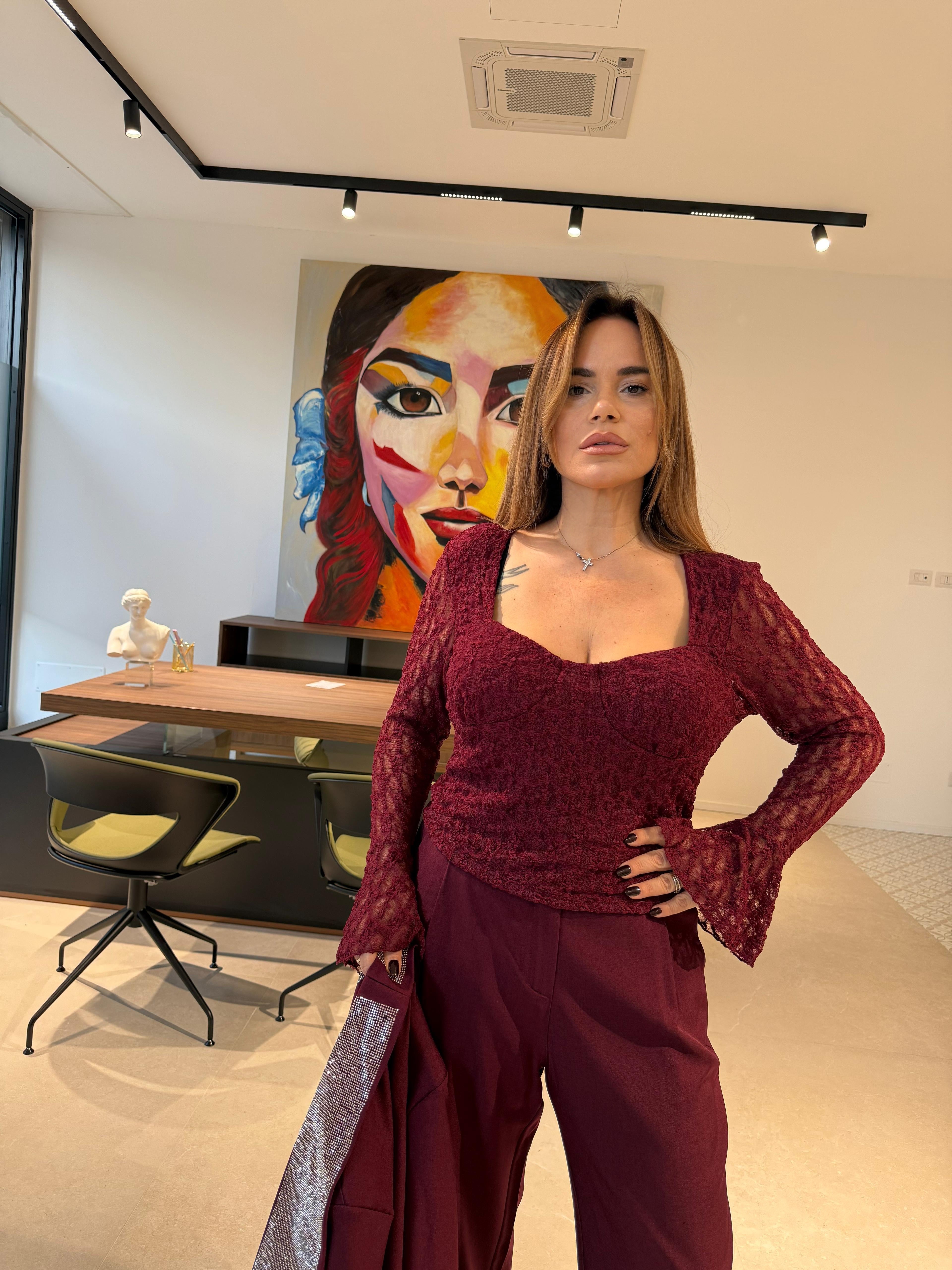 Top con ricami curvy