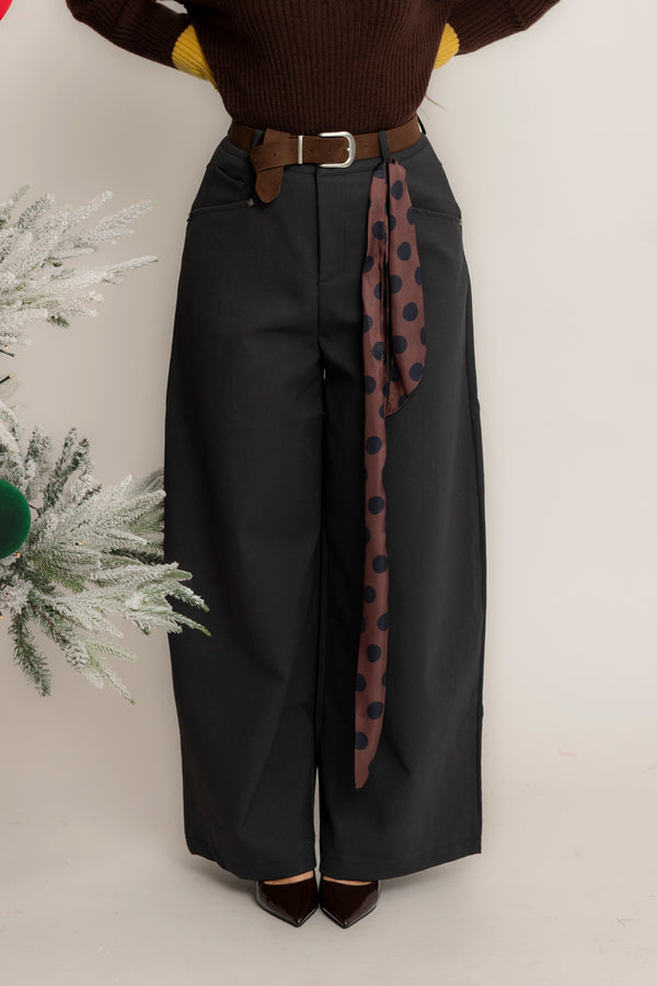 Pantalone palazzo con cintura e foulard