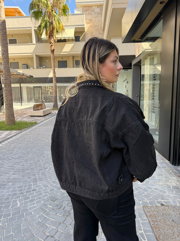 Giubbino denim con borchie curvy