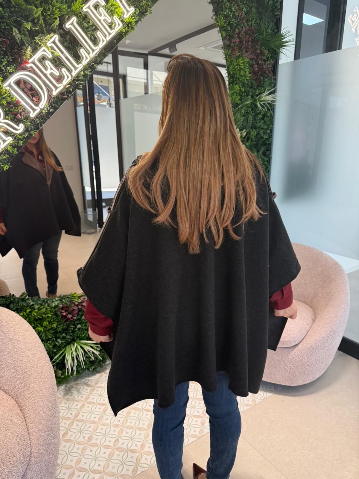 Trench mantella con dettagli ecopelle