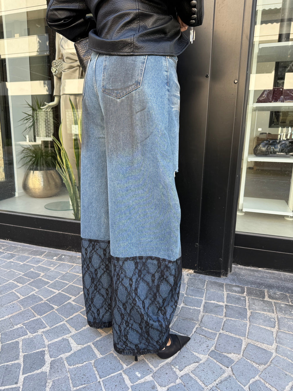 Jeans ballon con pizzo e strappi