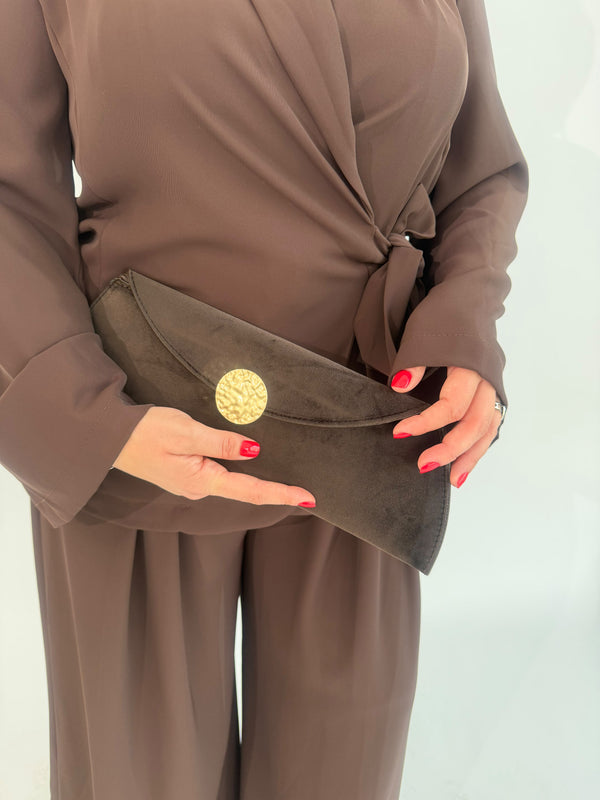 Clutch in camoscio con dettaglio oro