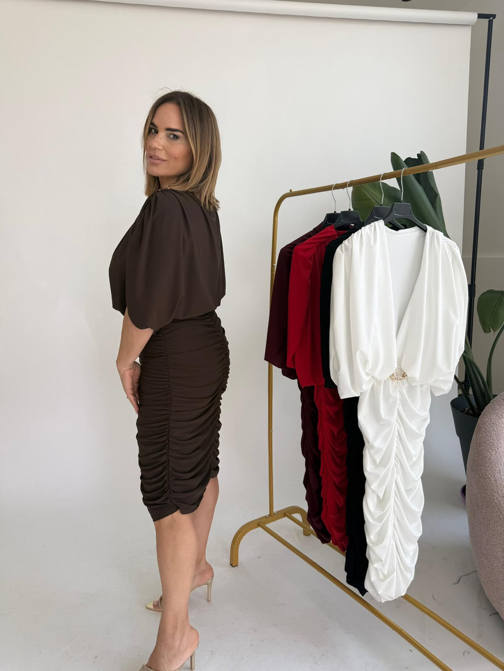 Abito midi drappeggiato con dettaglio gold