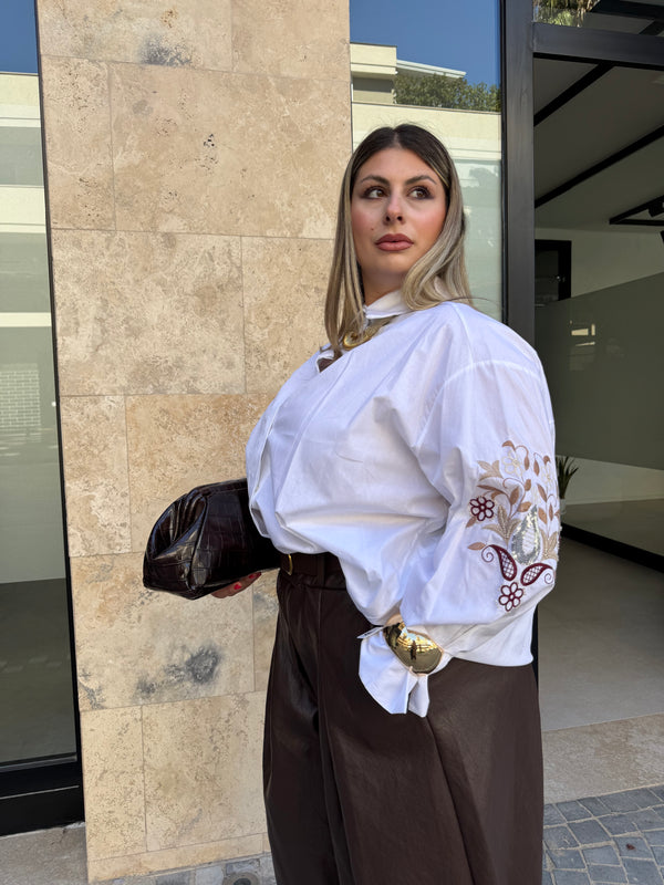 Camicia con ricamo floreale curvy