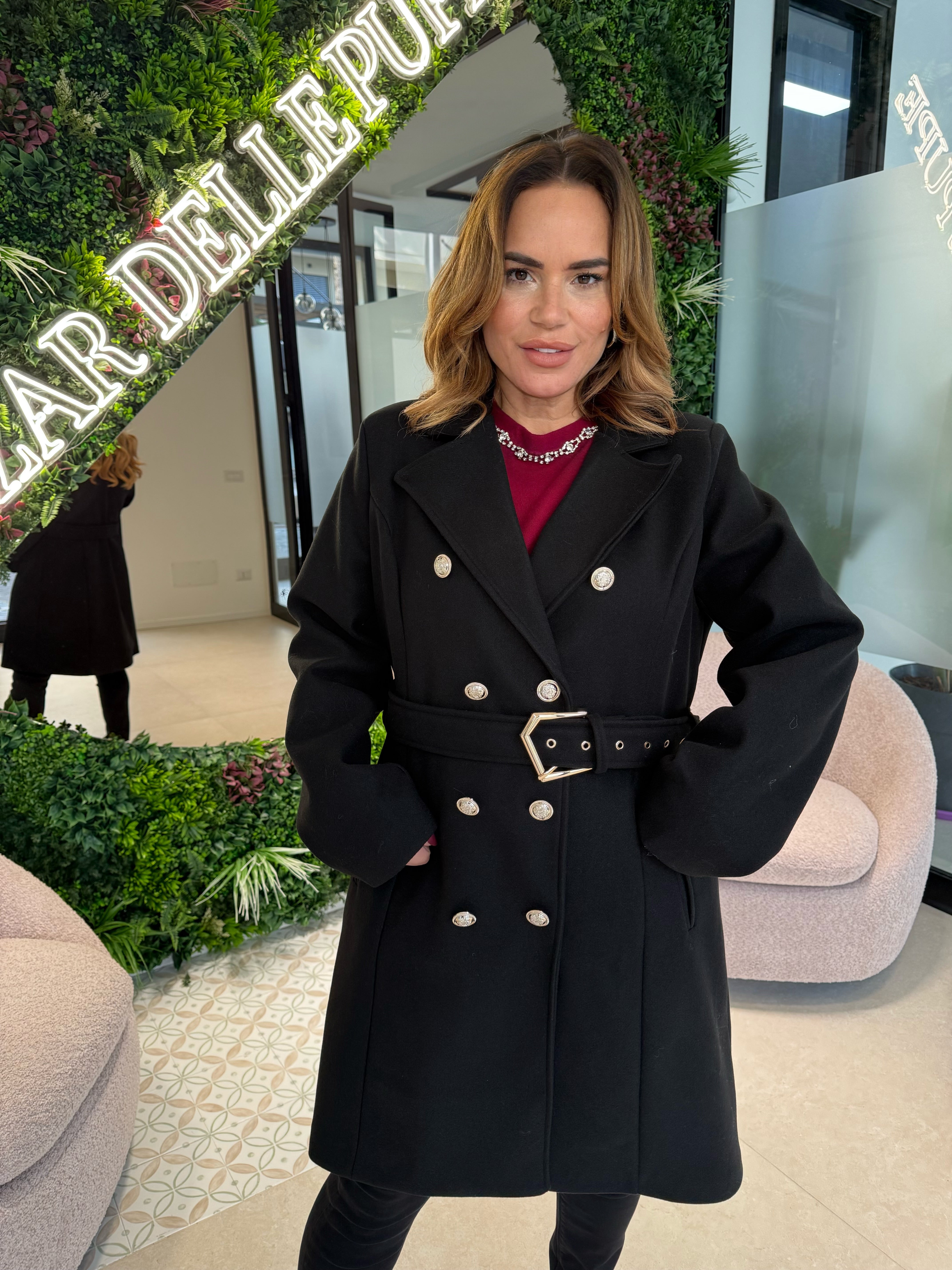 Cappotto con bottoni e cinta curvy