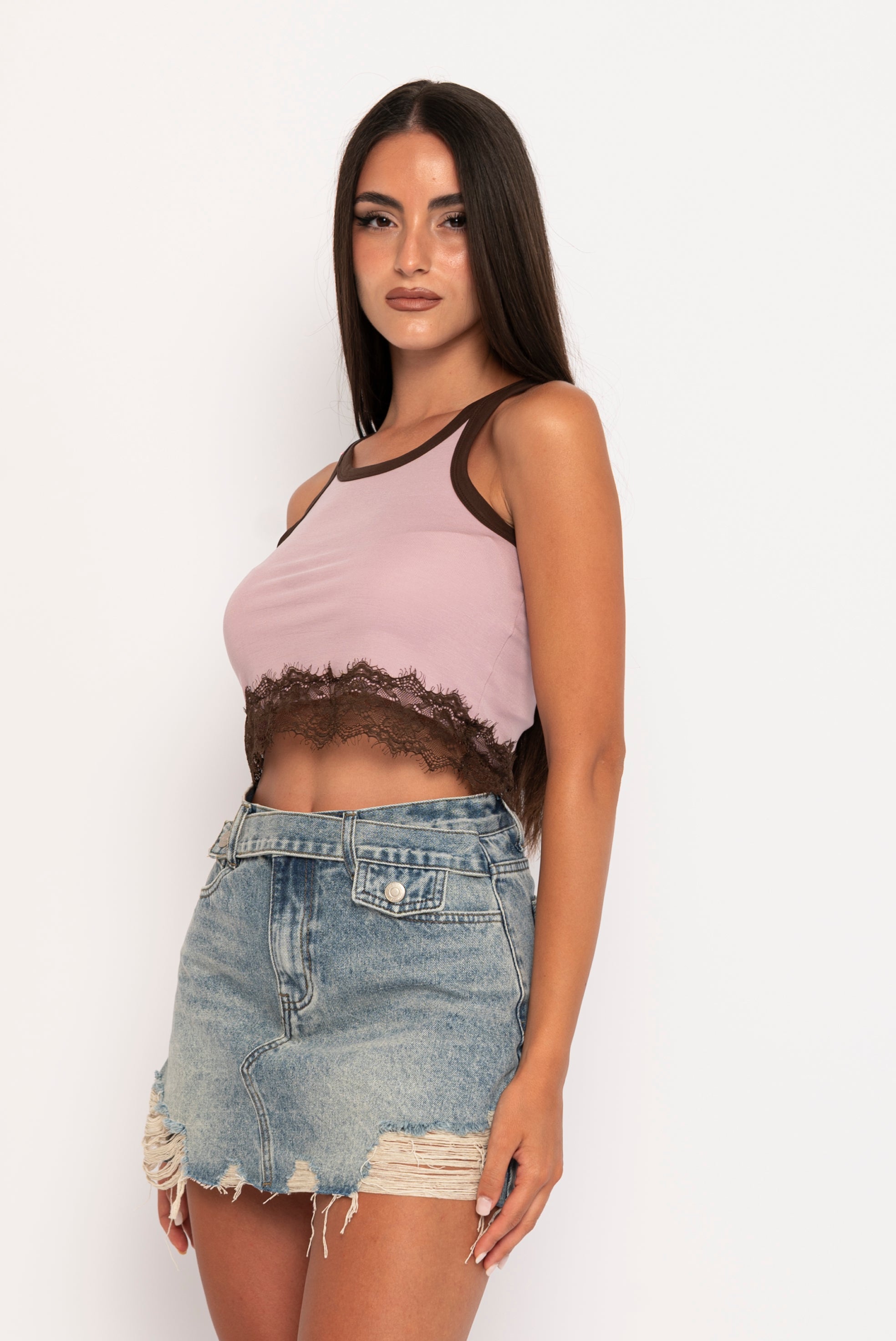 Top crop con dettagli in pizzo