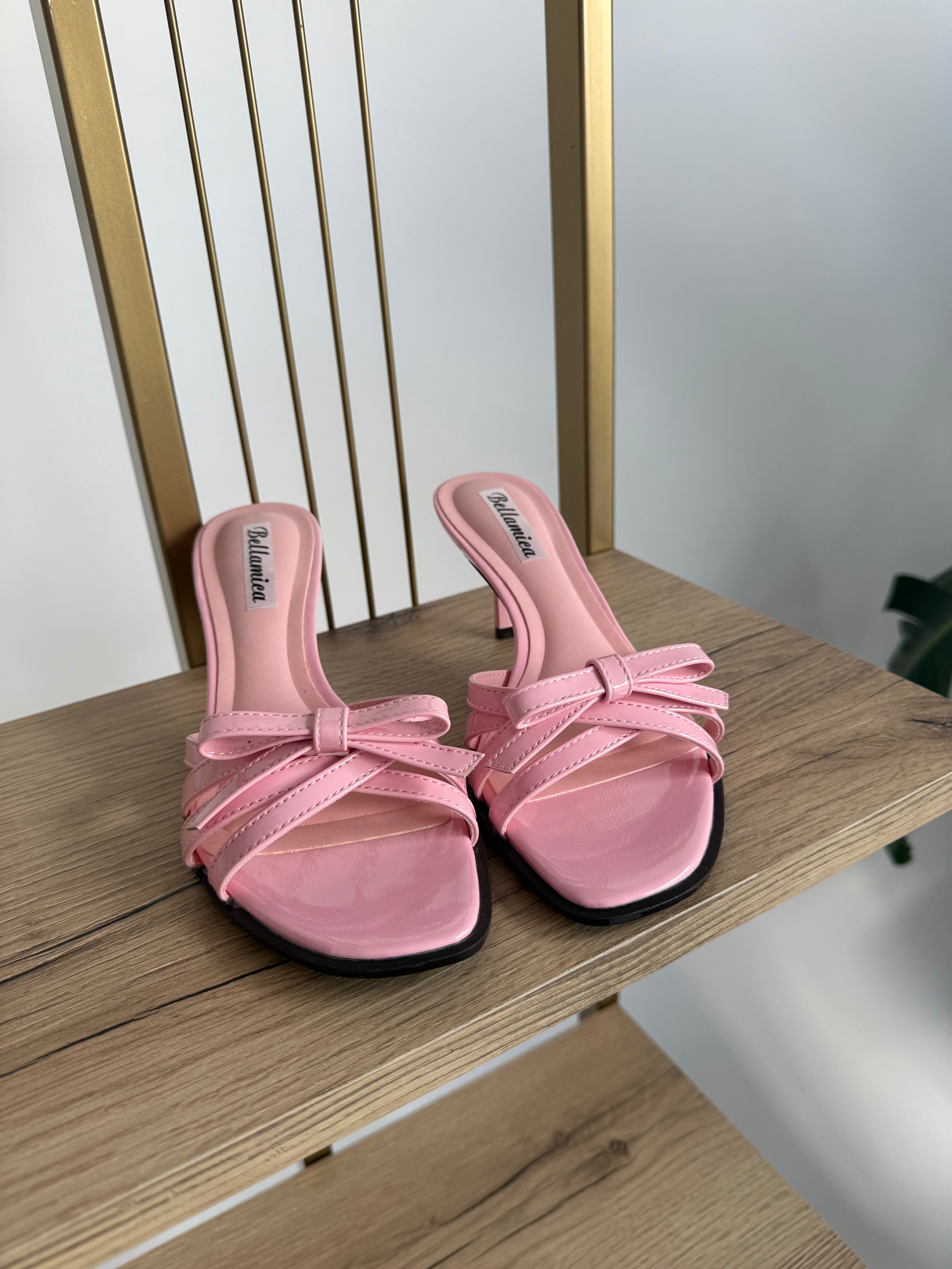 Sandali con fiocchetto