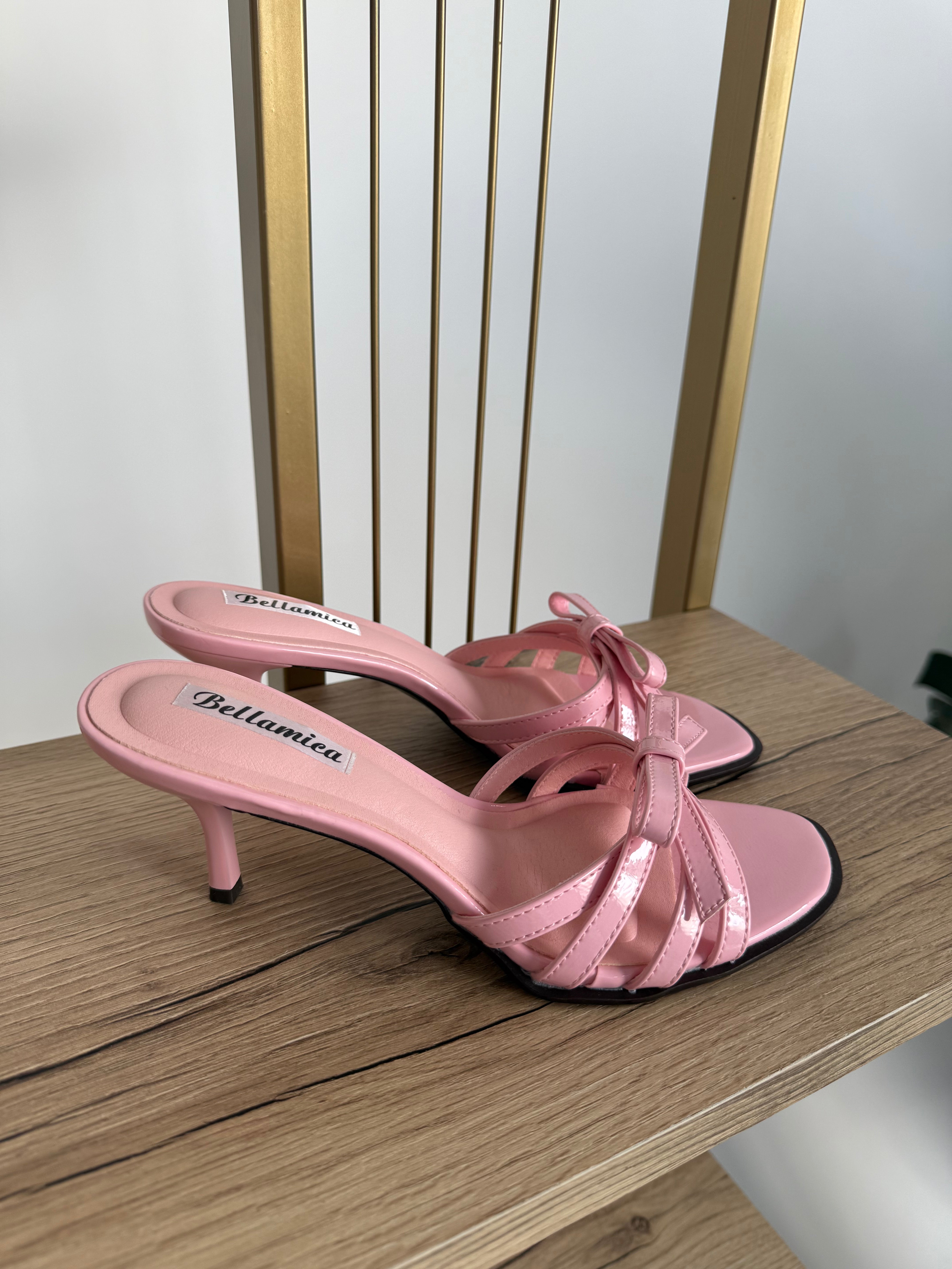 Sandali con fiocchetto