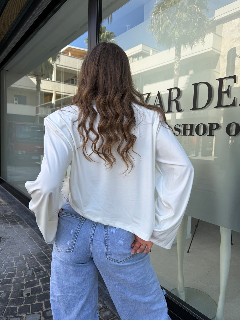 Maglia asimmetrica con piume