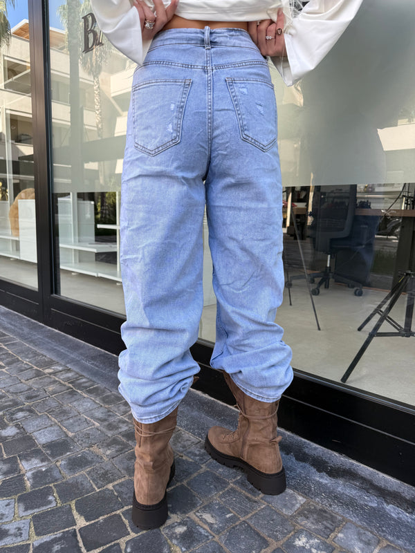 Jeans chiaro con strappi e risvolto