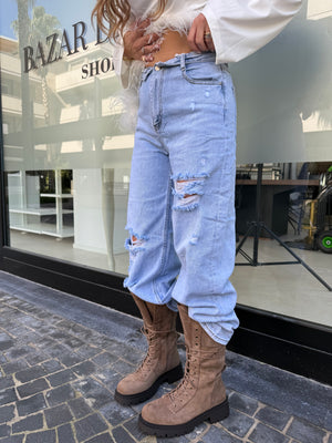 Jeans chiaro con strappi e risvolto