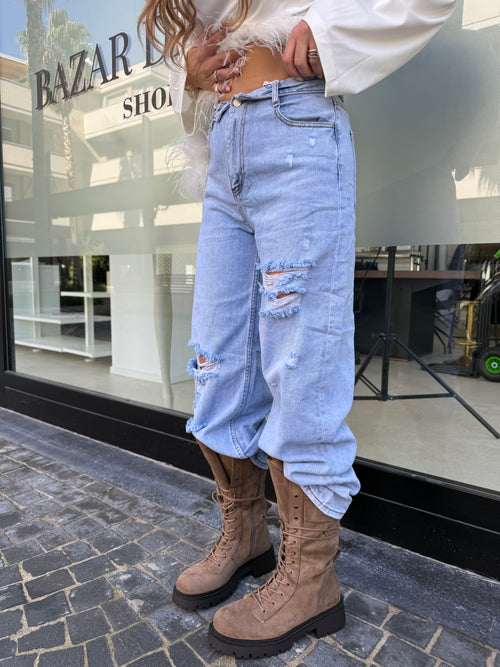 Jeans chiaro con strappi e risvolto