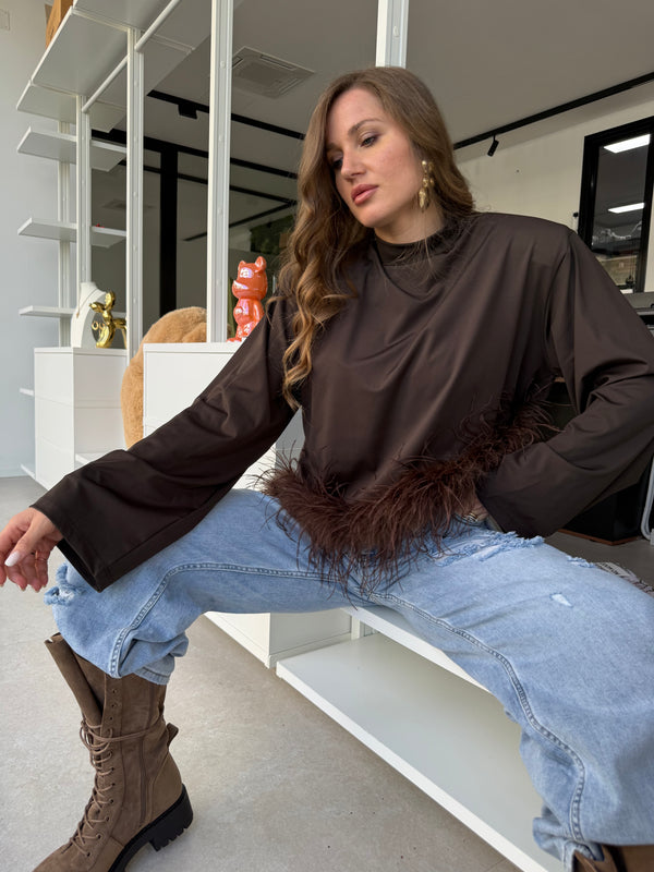 Maglia asimmetrica con piume