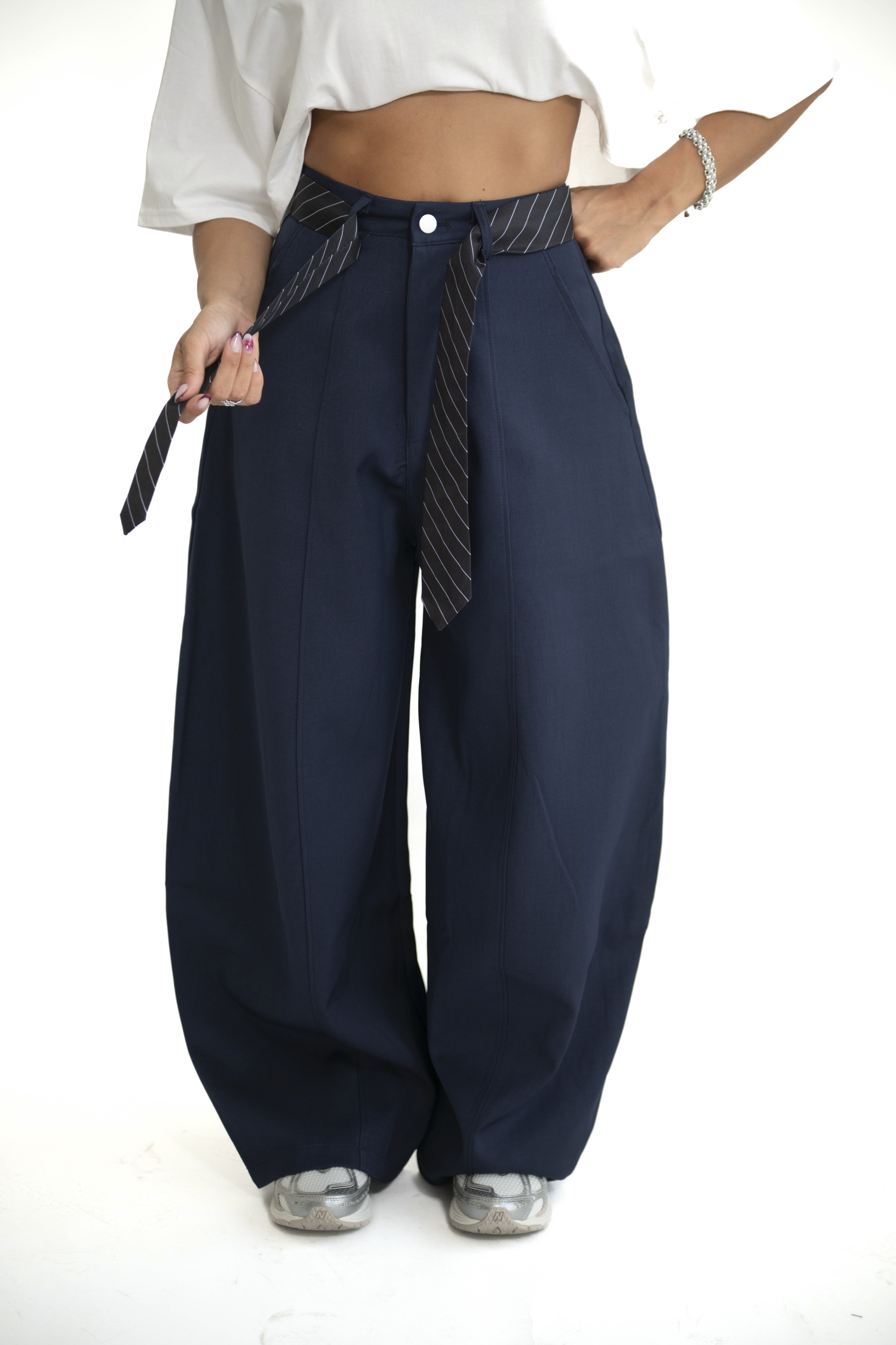 Pantalone con cravatta blu