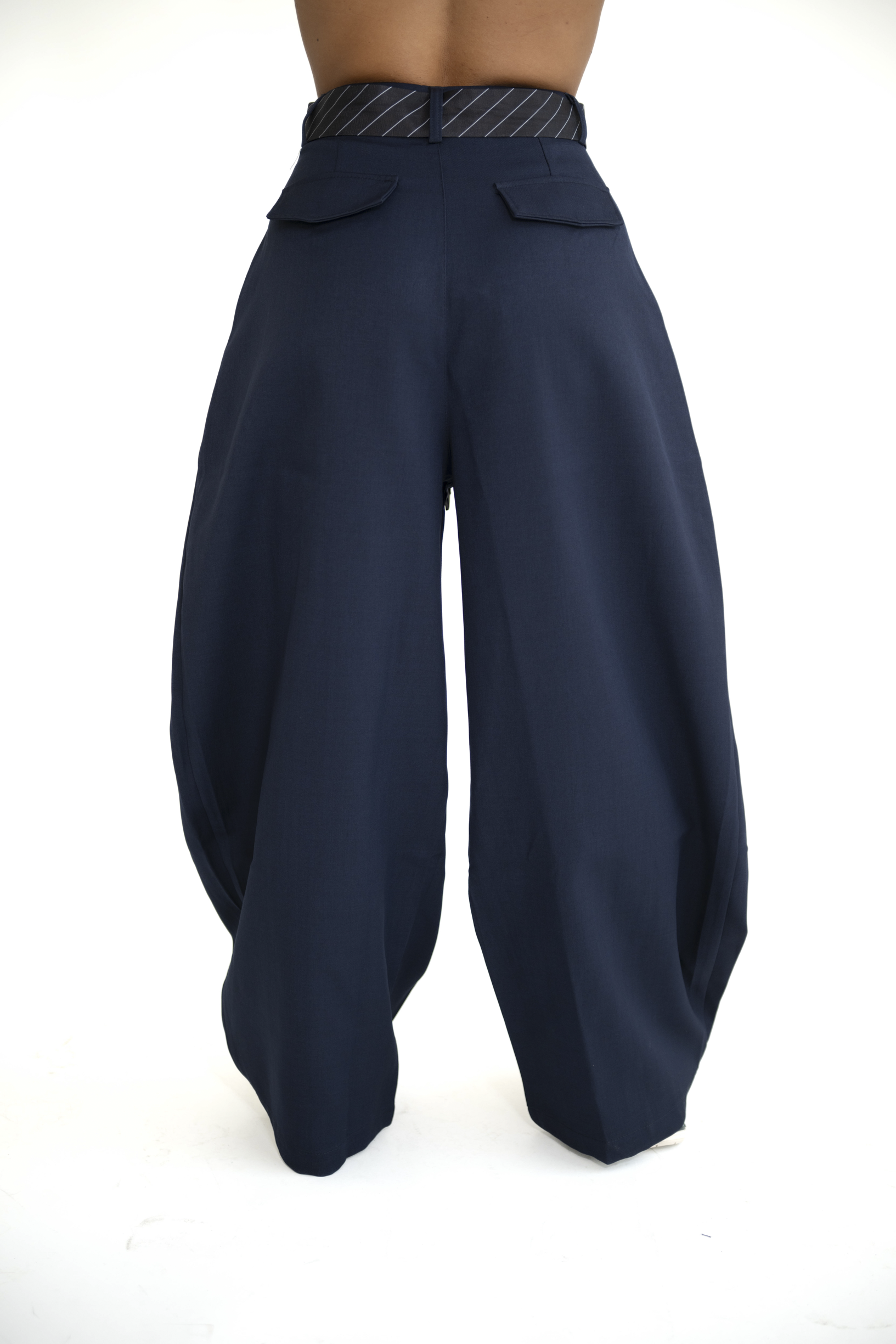 Pantalone con cravatta blu