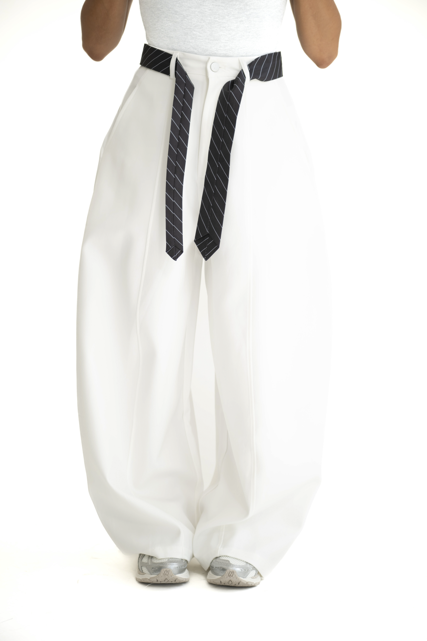 Pantalone con cravatta bianco