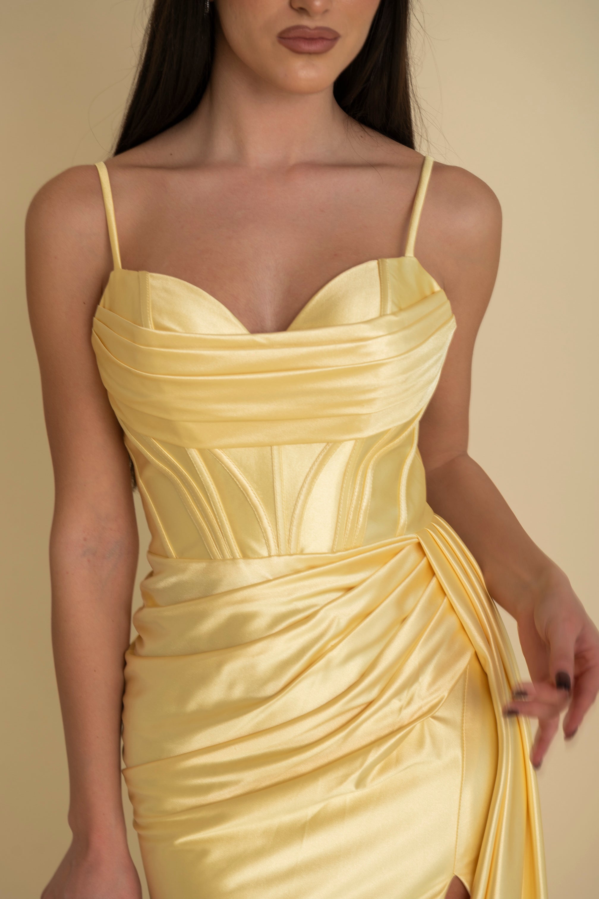 Abito da cerimonia con arriccio laterale