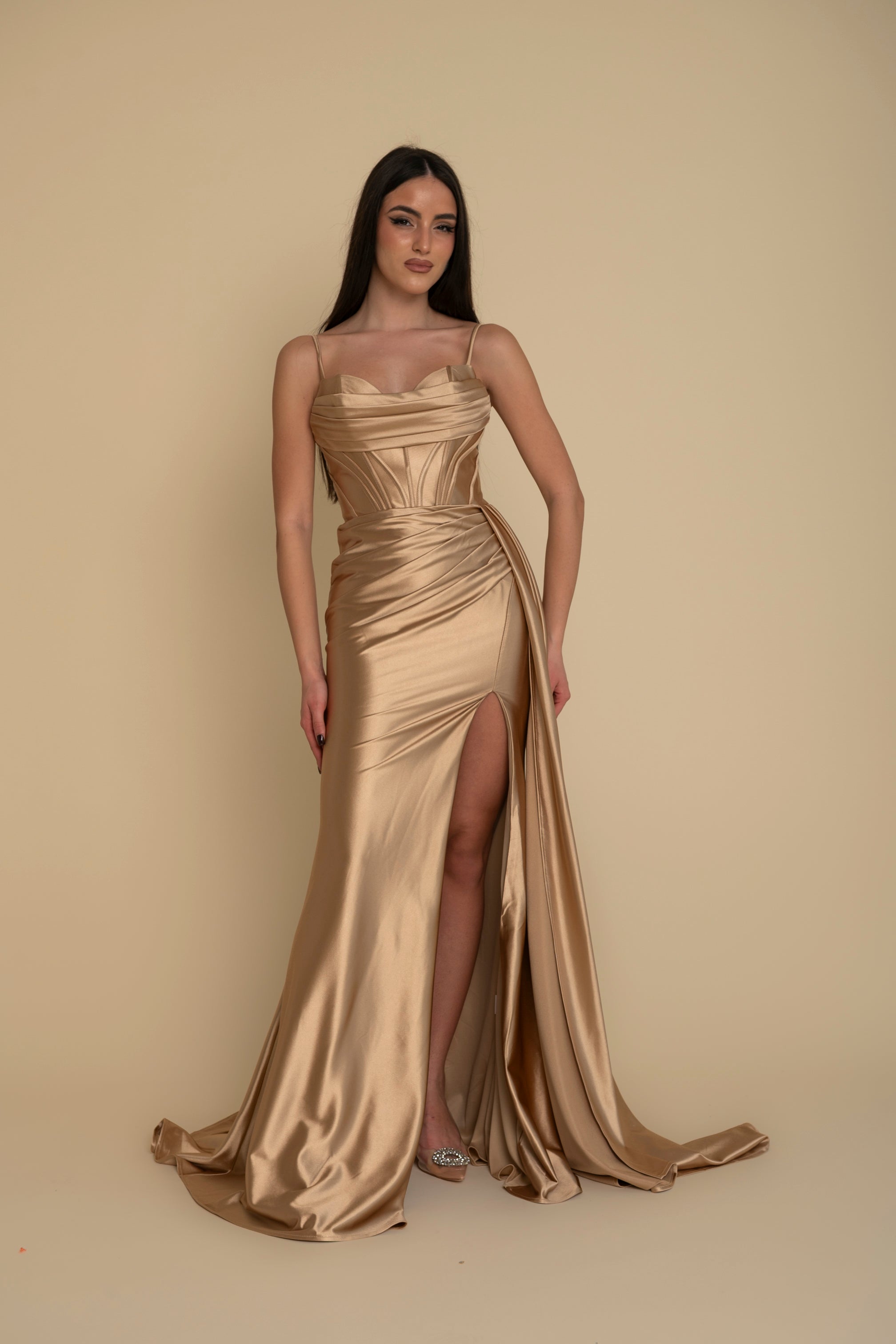Abito da cerimonia con arriccio laterale
