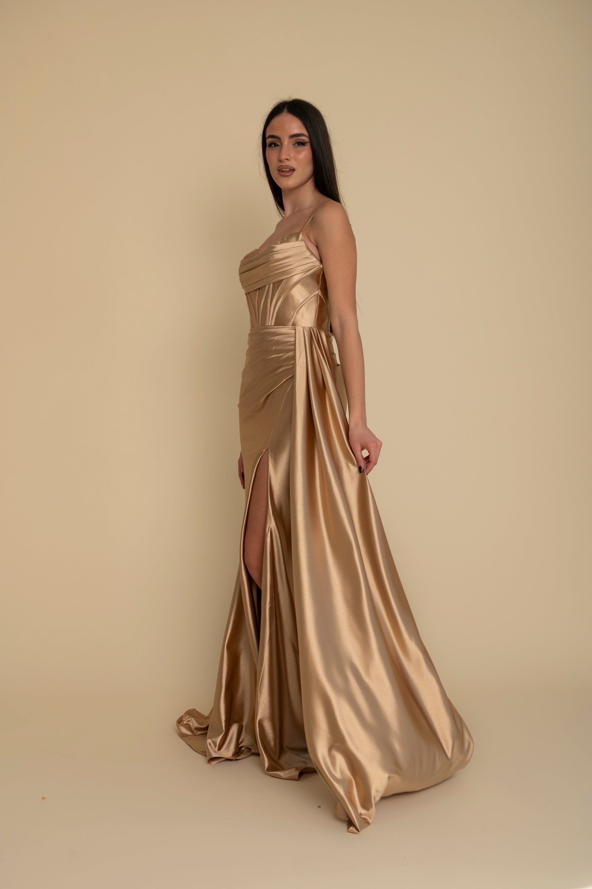 Abito da cerimonia con arriccio laterale