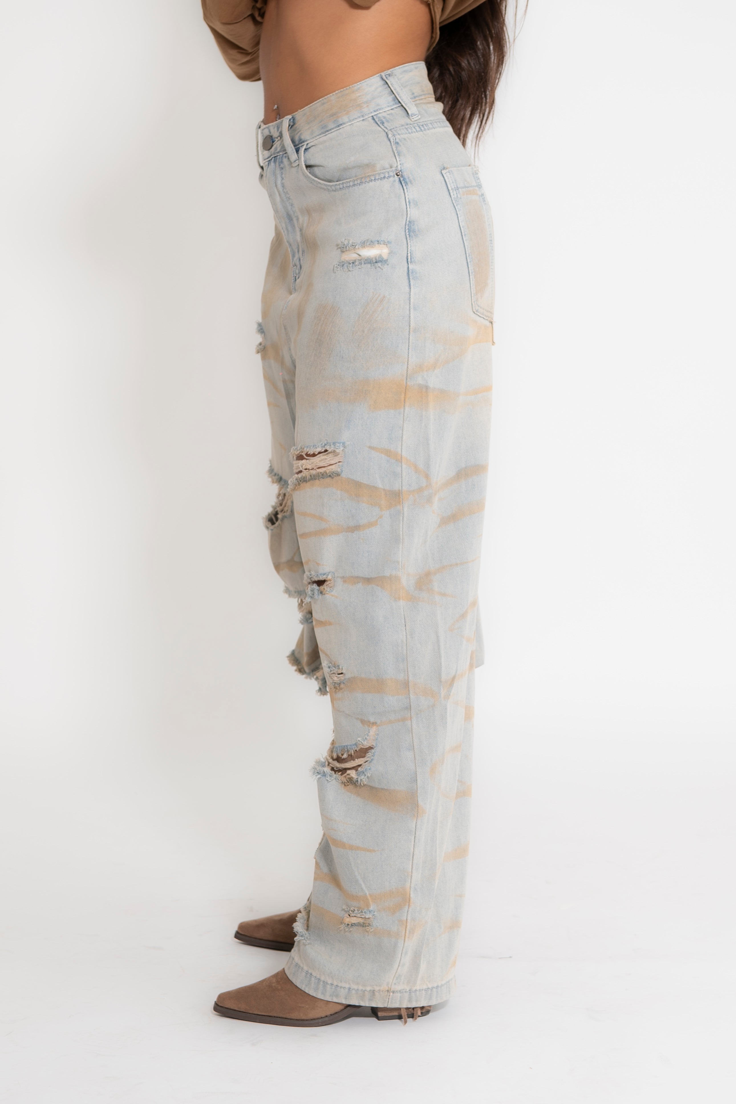 Jeans sabbiato con strappi