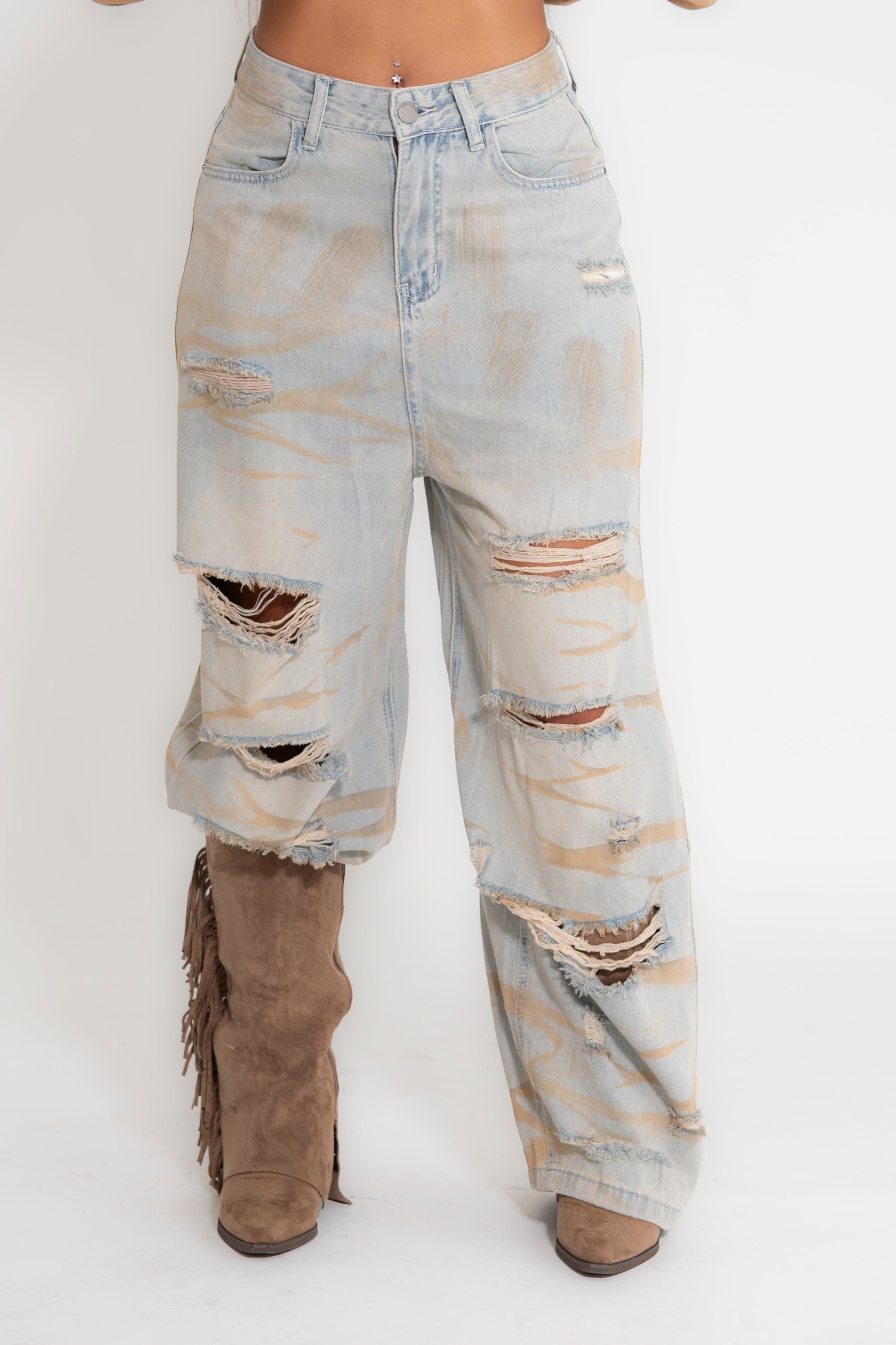 Jeans sabbiato con strappi