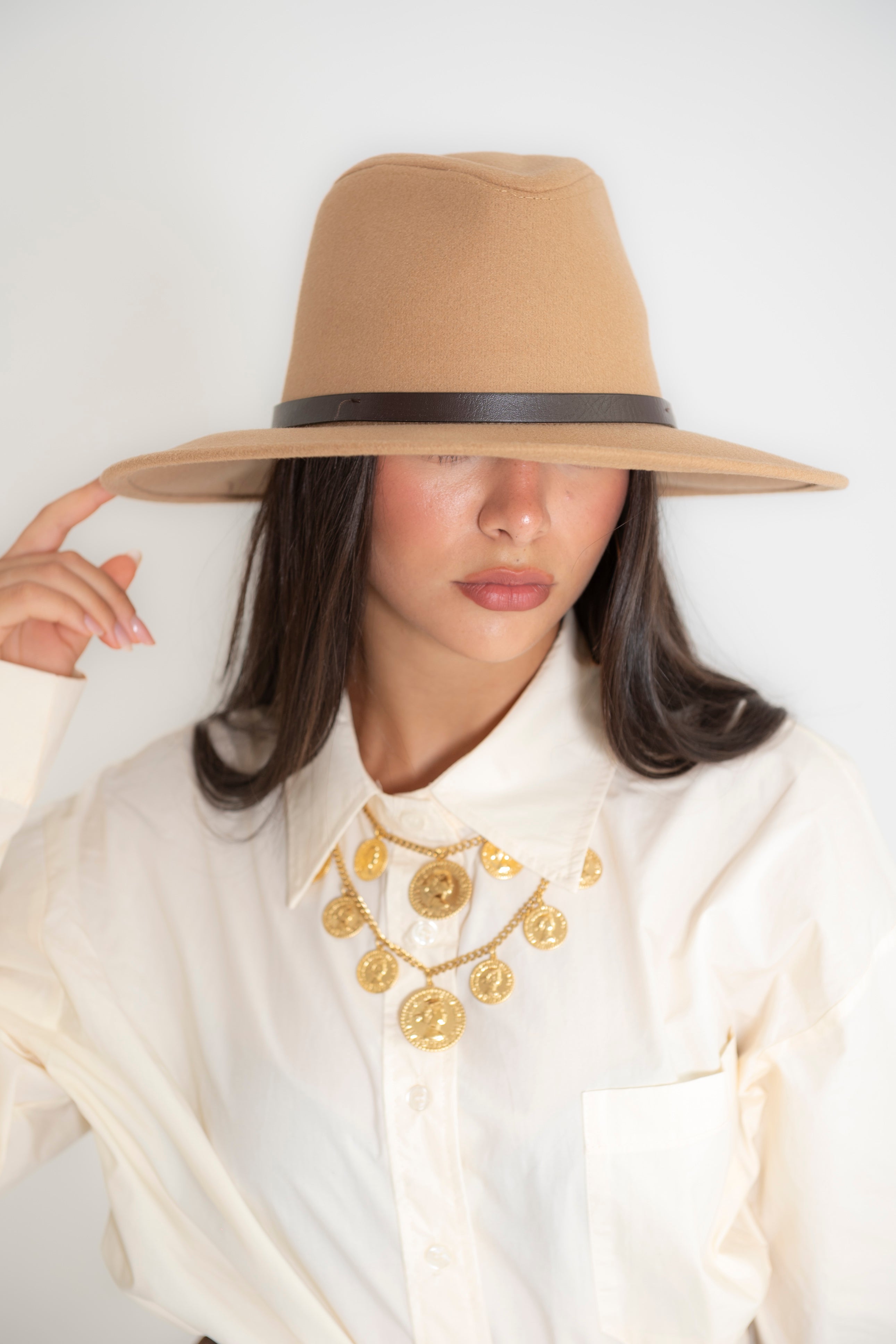 Cappello con nastro in pelle