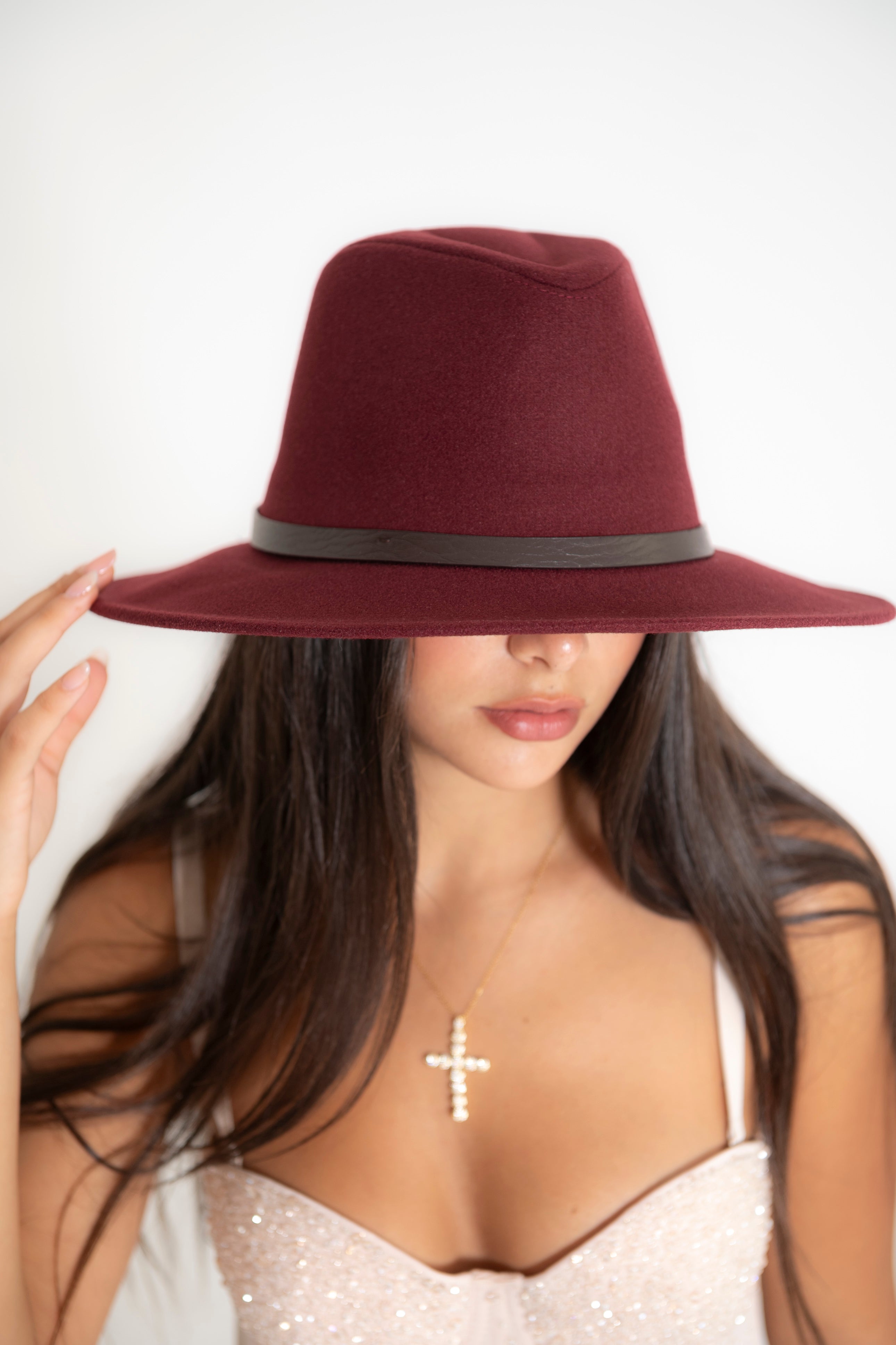 Cappello con nastro in pelle