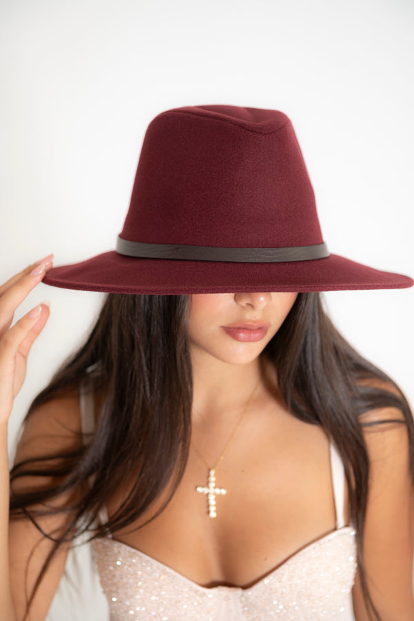 Cappello con nastro in pelle
