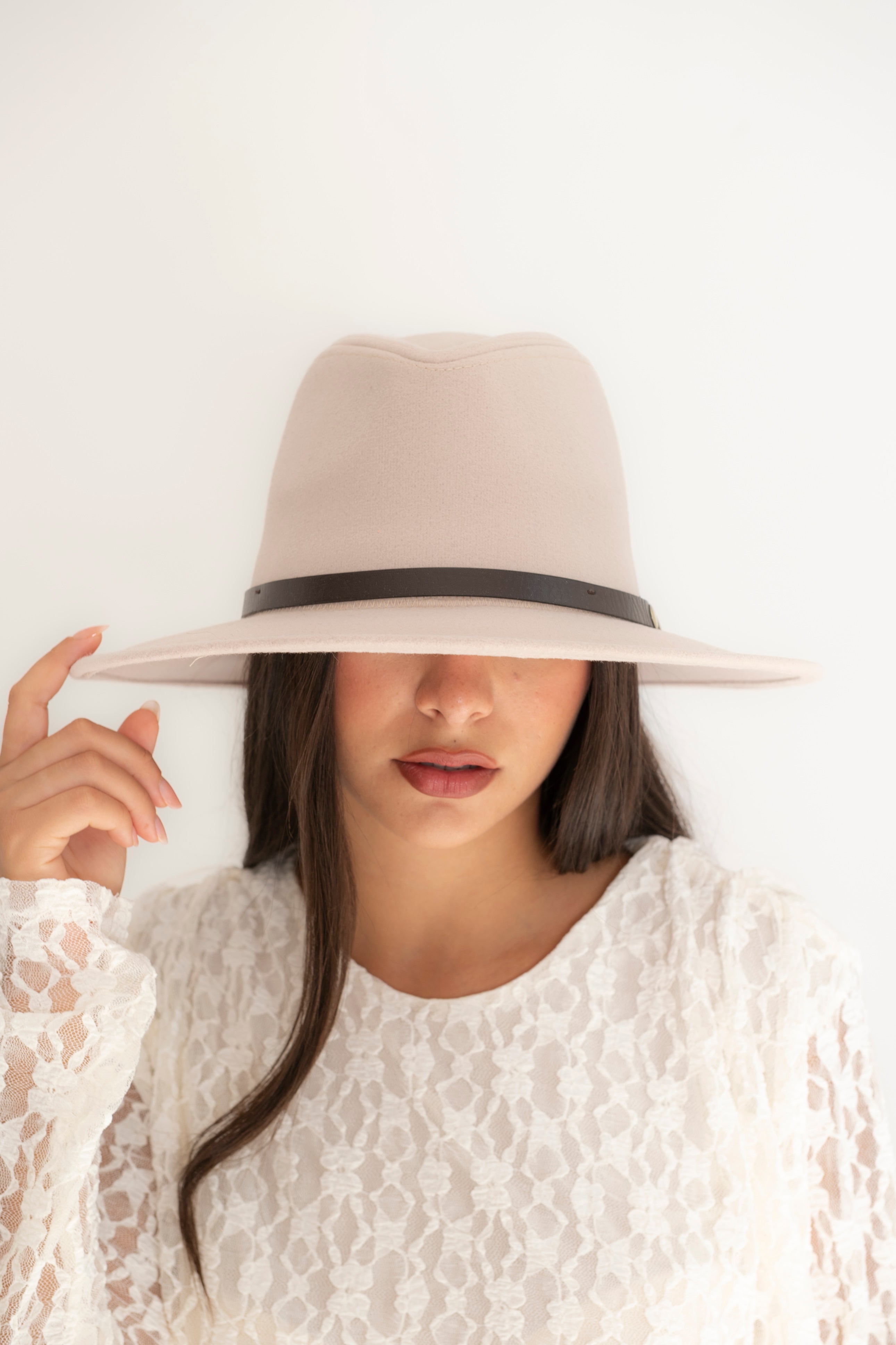 Cappello con nastro in pelle