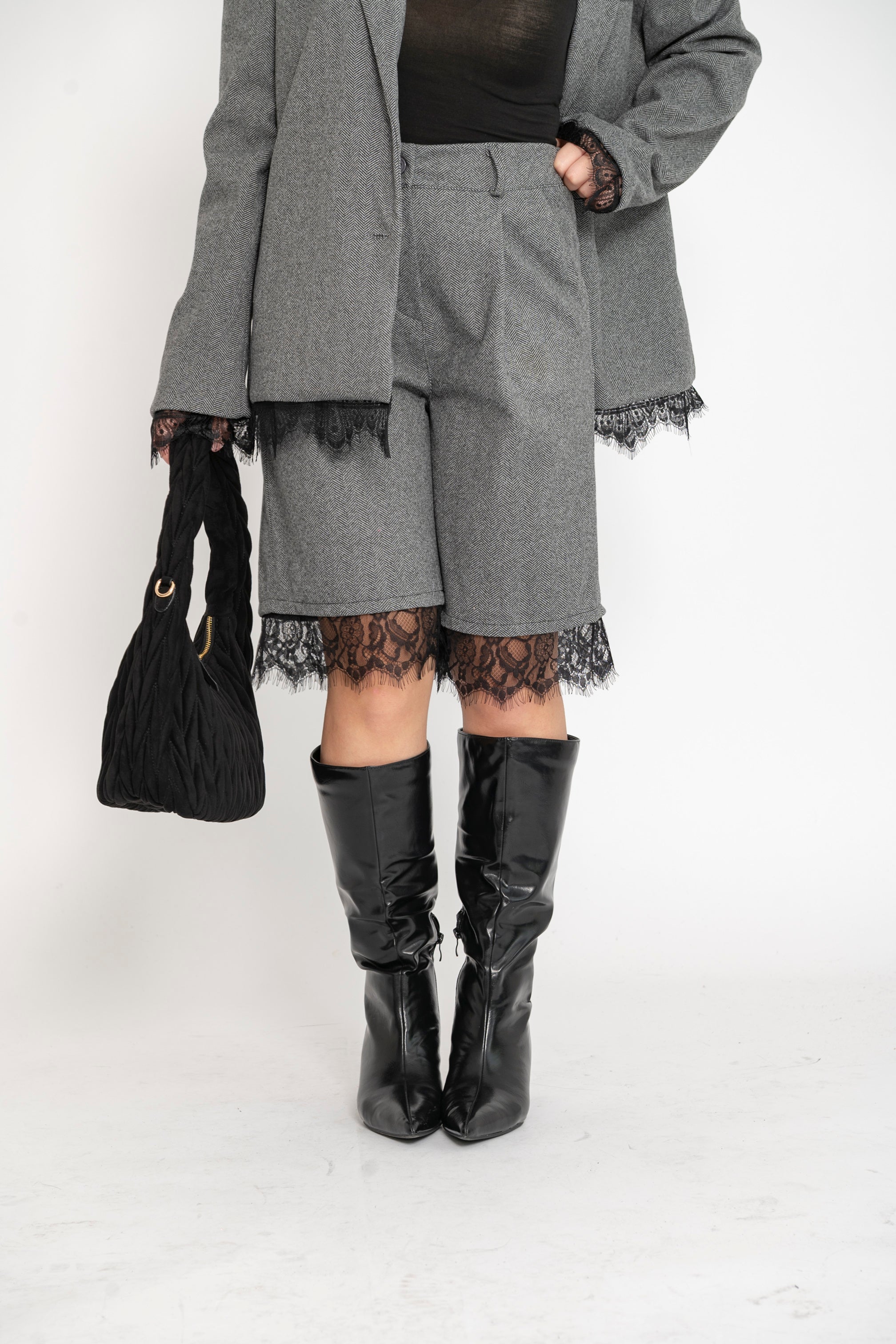 Tailleur con bermuda e dettagli in pizzo