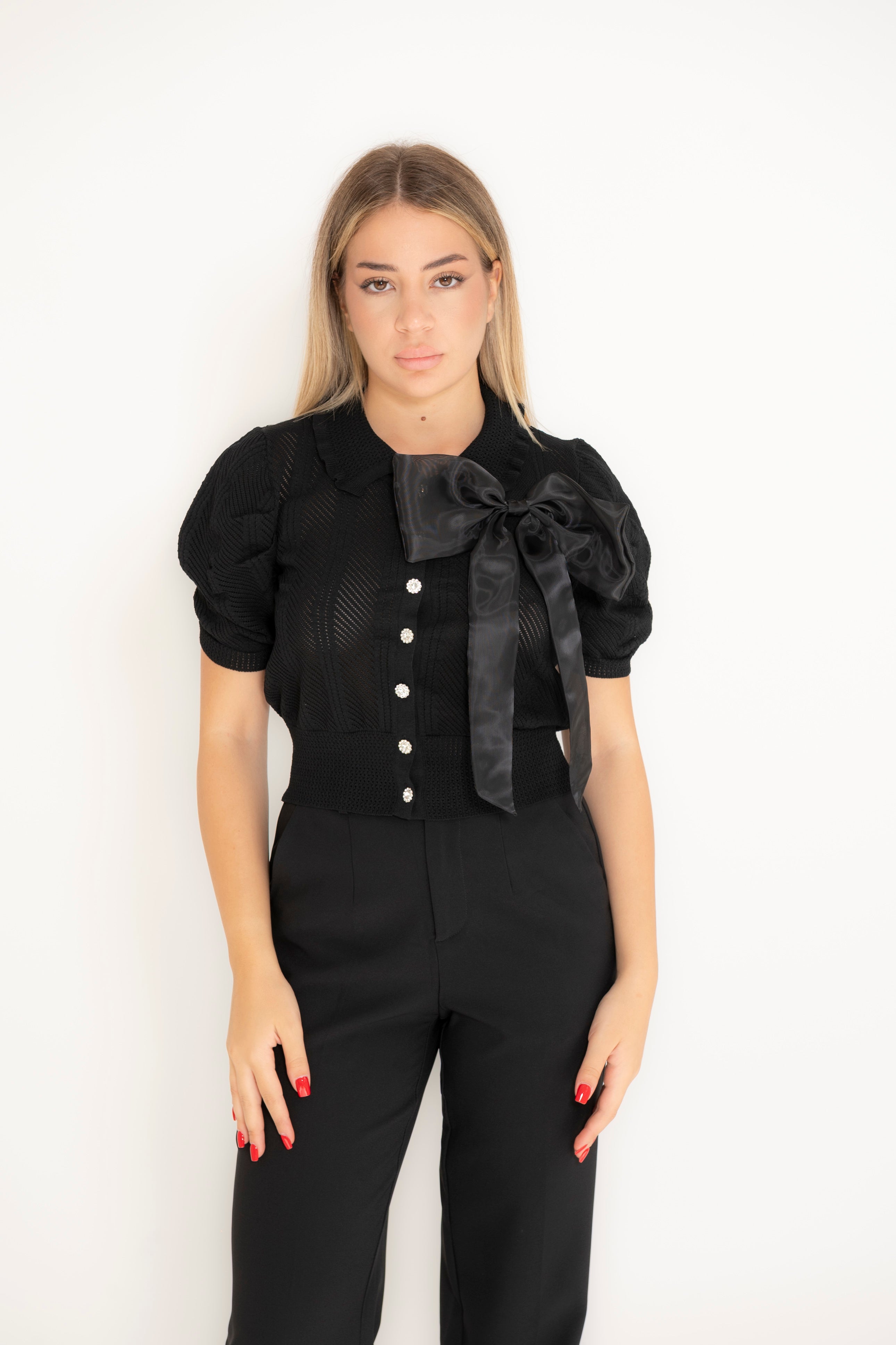 Maglia con bottoni strass e spilla fiocco black