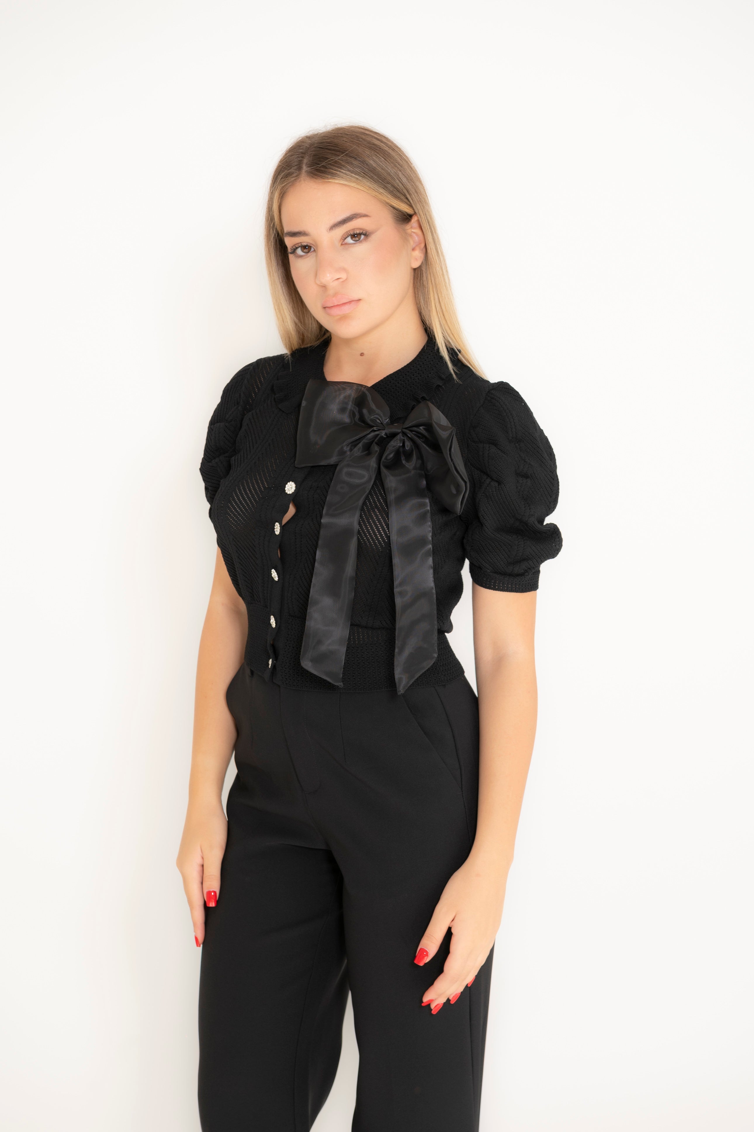 Maglia con bottoni strass e spilla fiocco black