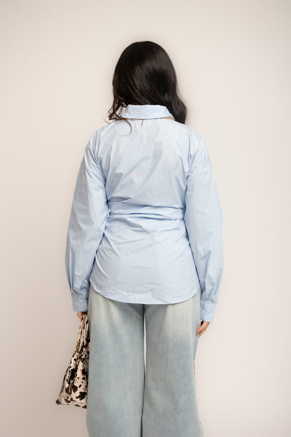 Camicia con nodo effetto manica