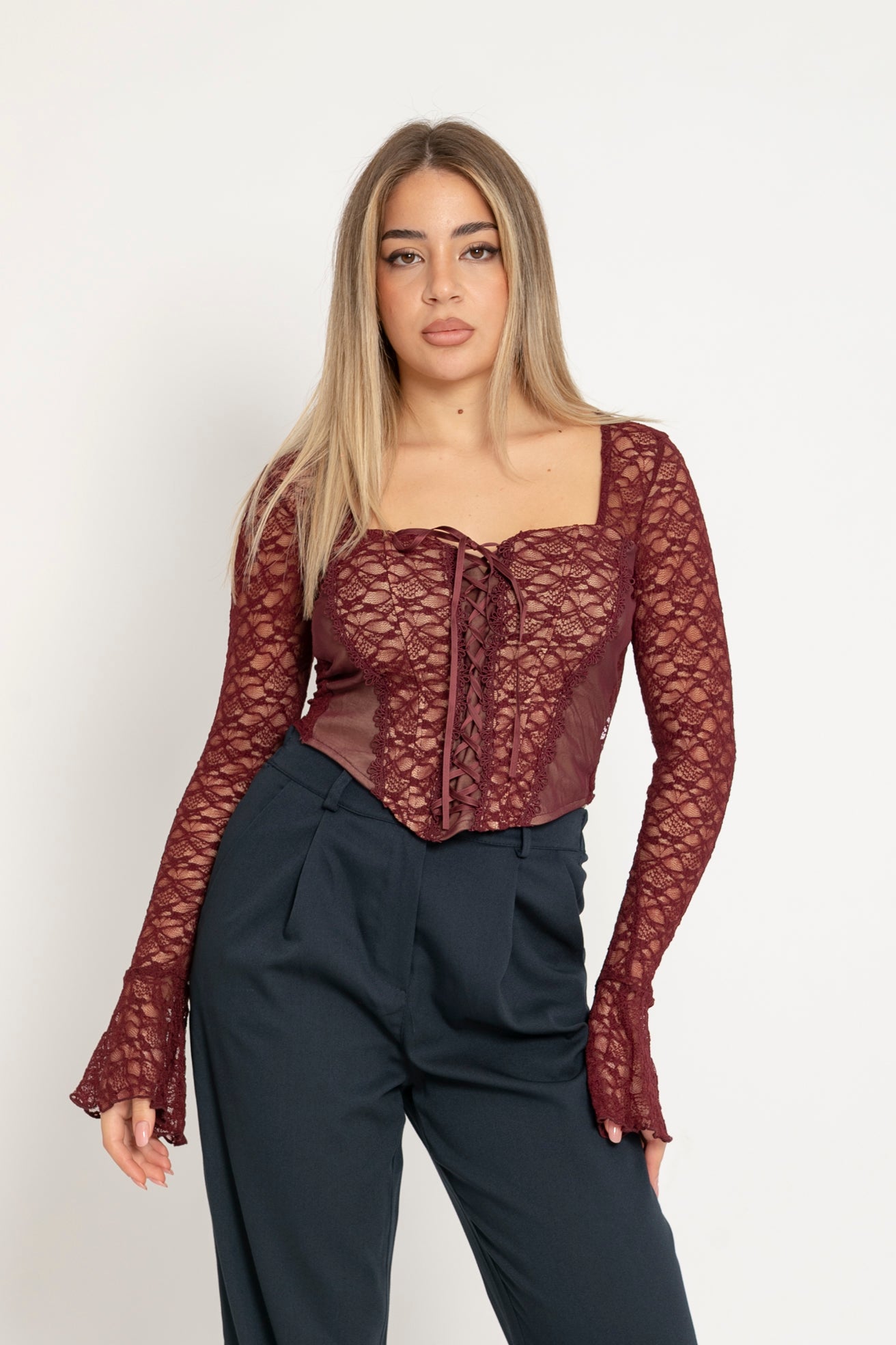 Top merletto con stringhe