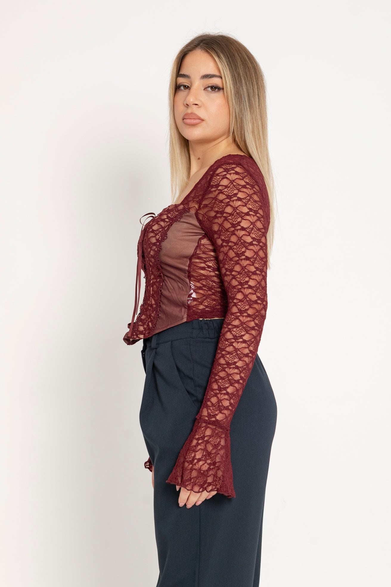 Top merletto con stringhe