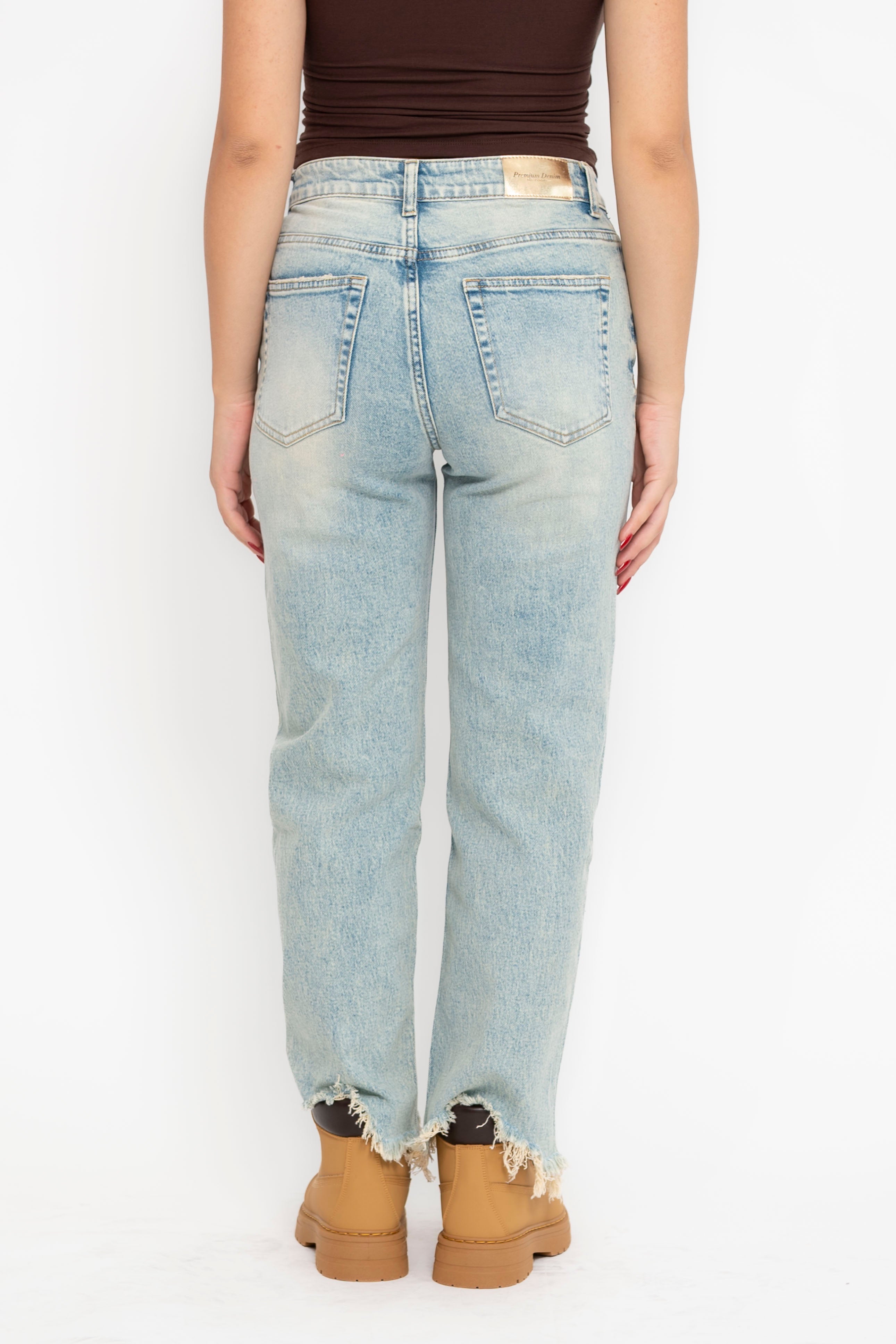 Jeans mom fit sfrangiato