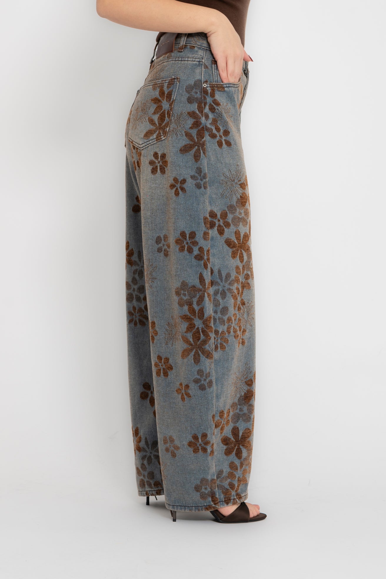 Jeans ballon con fiori in velluto