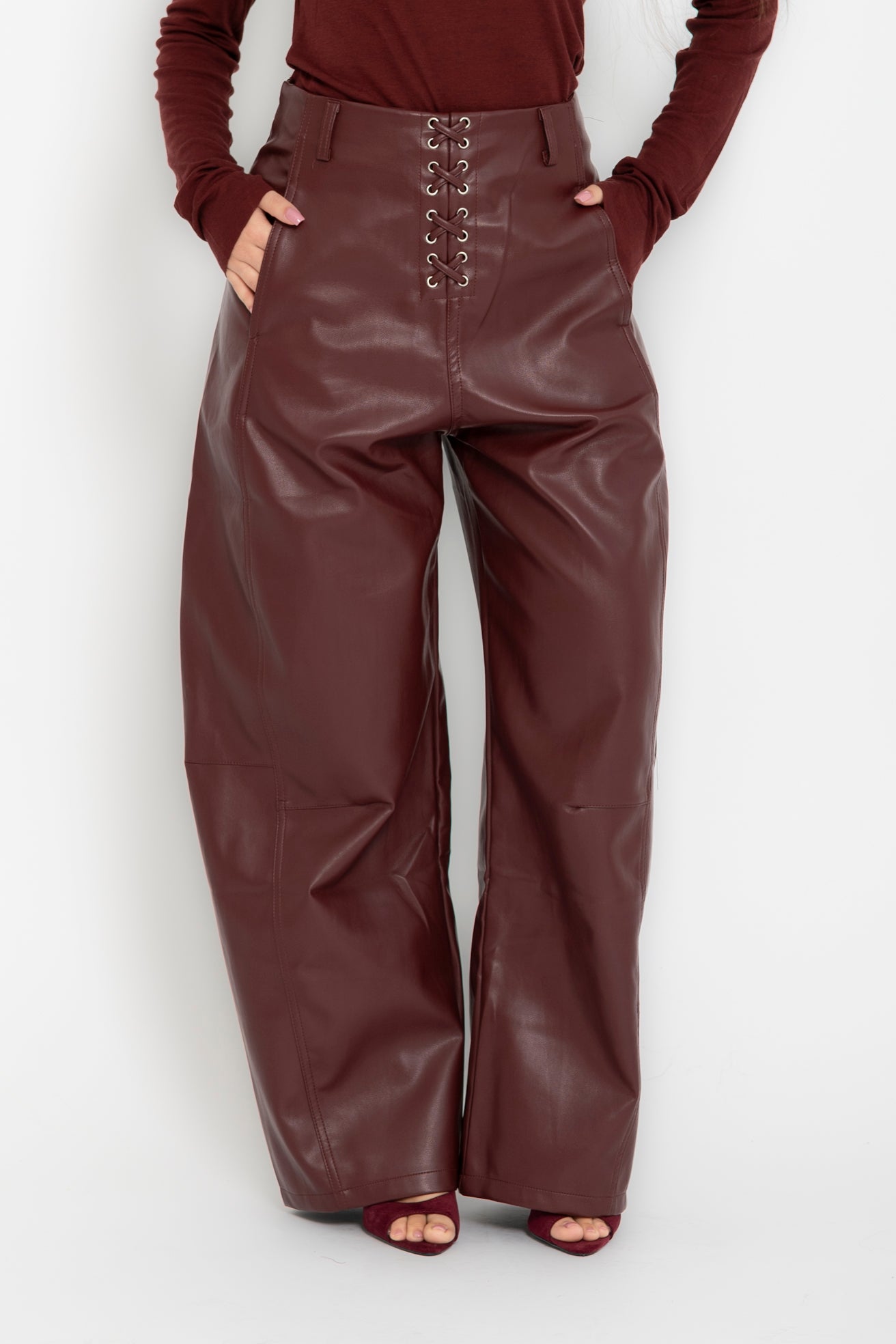 Pantalone ecopelle stringato bordeaux