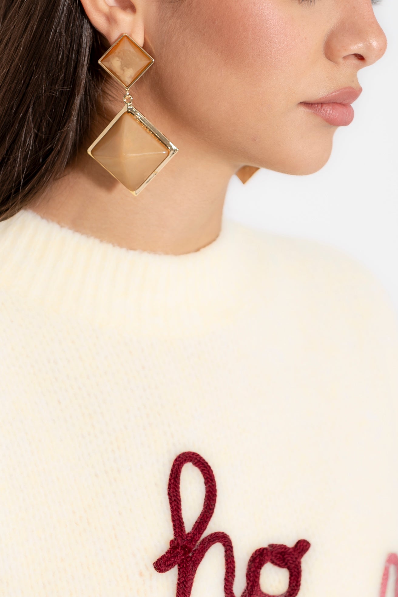 Orecchino triangolo beige
