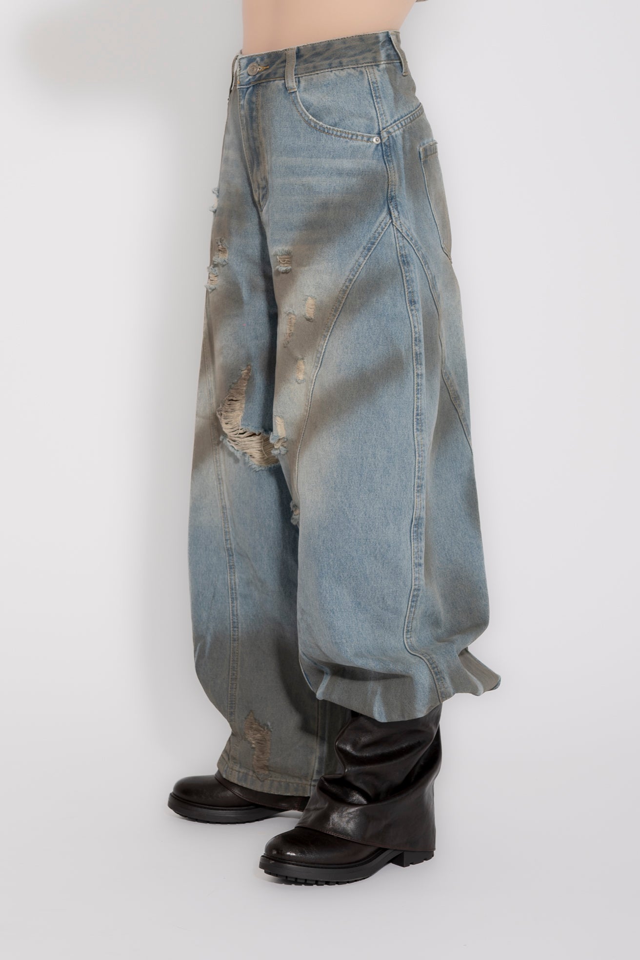 Jeans ballon sabbiato con sfumature