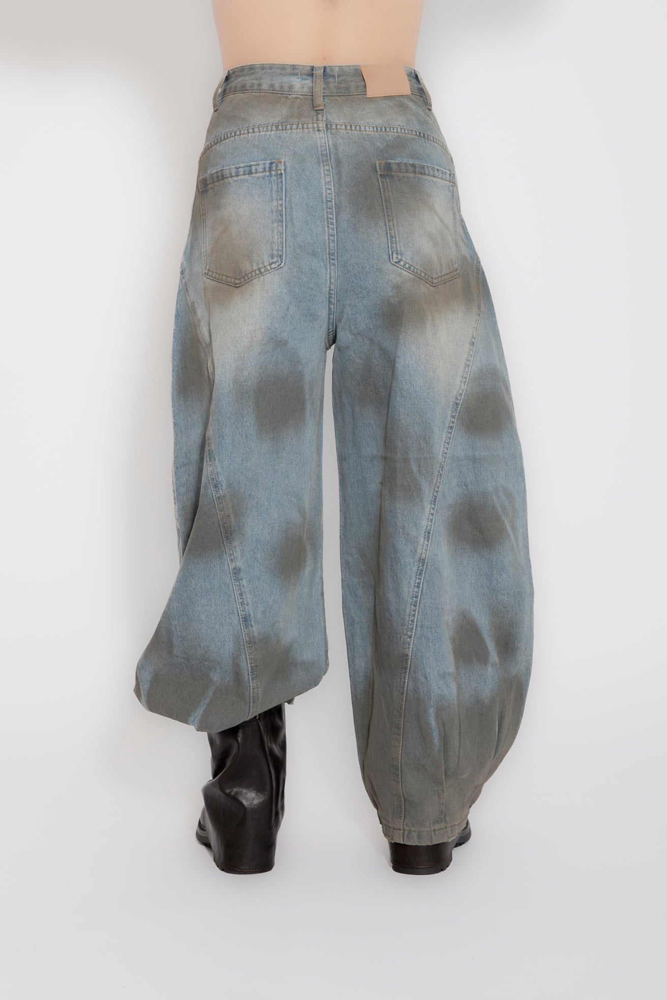 Jeans ballon sabbiato con sfumature